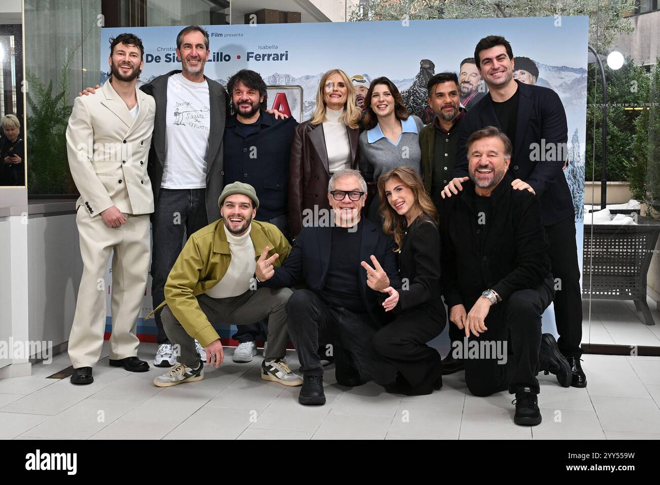 Roma, Latium. Dezember 2024. Die Besetzung während des Fotorufs des Cortina Express Films im Hotel Le Meridien Visconti, Rom, Italien, 19. Dezember Credit: massimo insabato/Alamy Live News Stockfoto