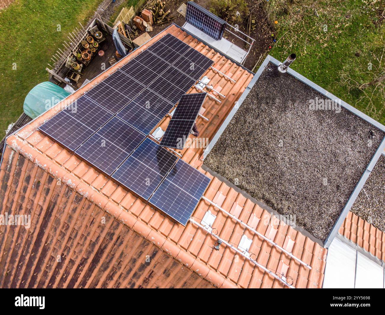 Auf einem Passivhaus aus Holz montiert ein Monteur Solarpanele auf dem Dach. Leutkirch, Baden Württemberg, Deutschland Montage von Solarpanelen *** Ein Monteur installiert Solarpanelen auf dem Dach eines Passivhauses aus Holz Leutkirch, Baden Württemberg, Deutschland Installation von Solarpanelen Stockfoto