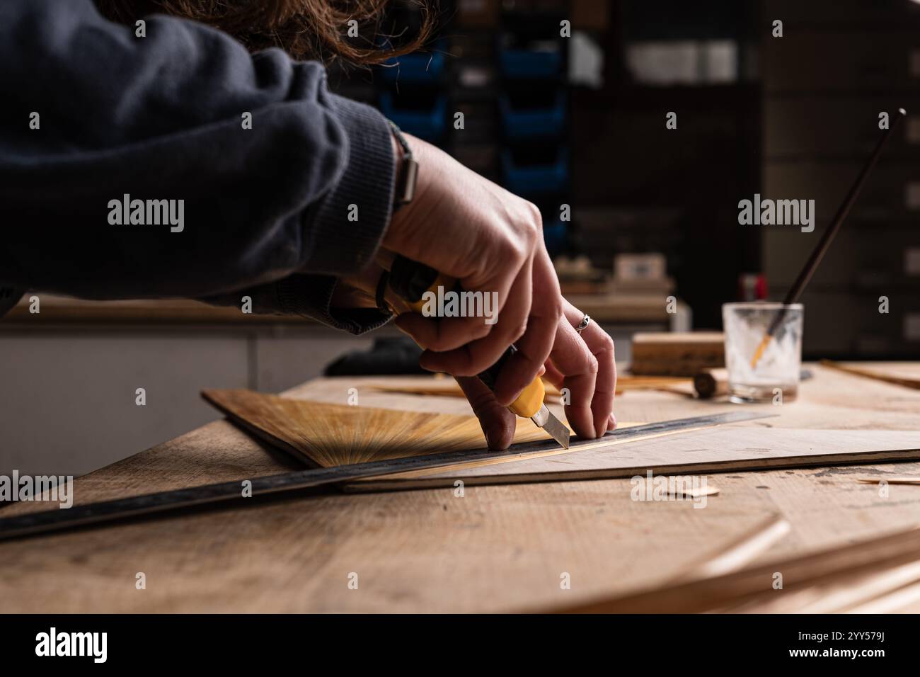 Ammonite Création Design in Troyes (Nordostfrankreich): Tischler, Objekt- und Möbelbauer und Designer. Stroh-Intarsien, eine Kunst und cr Stockfoto
