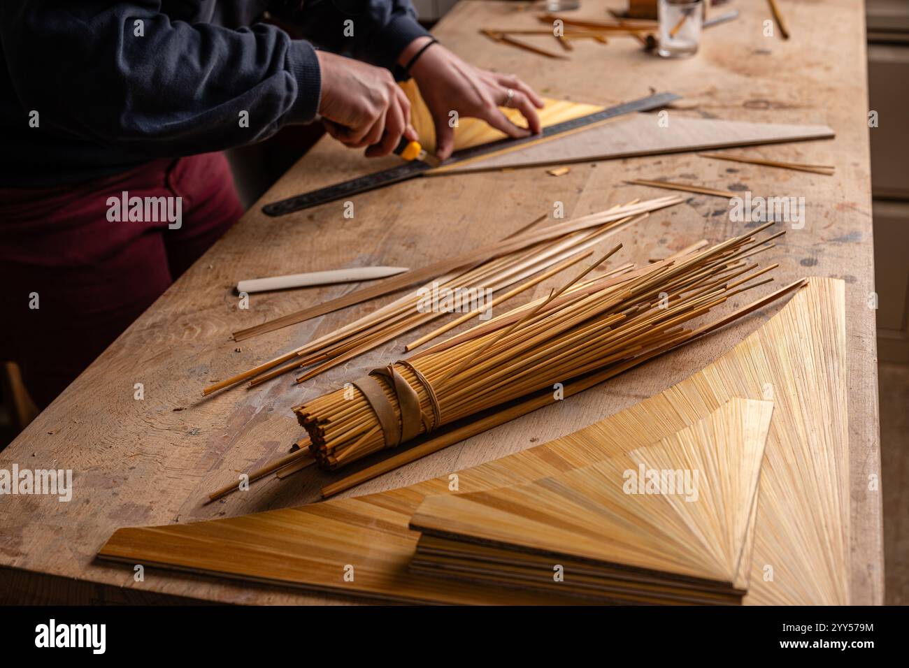 Ammonite Création Design in Troyes (Nordostfrankreich): Tischler, Objekt- und Möbelbauer und Designer. Stroh-Intarsien, eine Kunst und cr Stockfoto