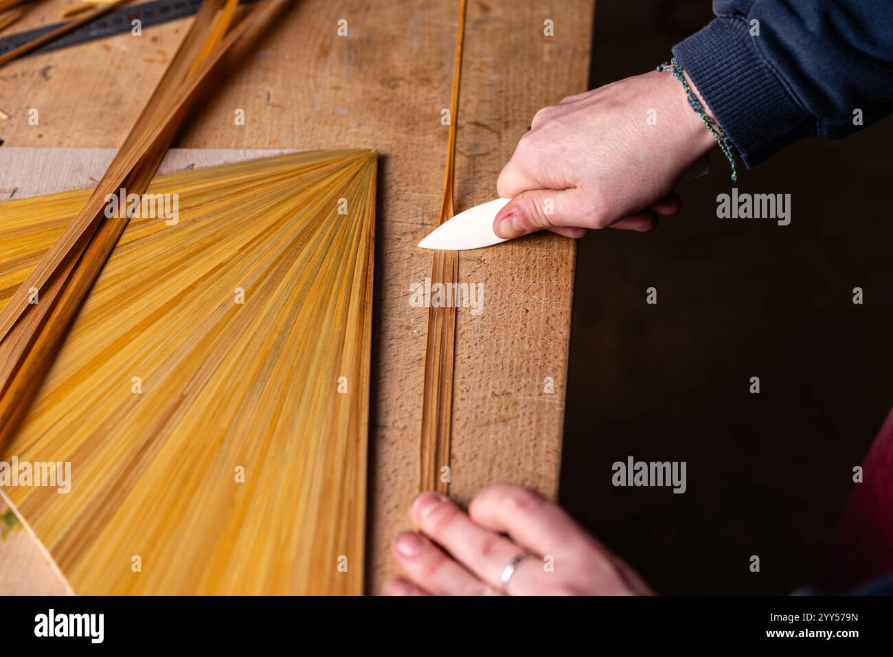 Ammonite Création Design in Troyes (Nordostfrankreich): Tischler, Objekt- und Möbelbauer und Designer. Stroh-Intarsien, eine Kunst und cr Stockfoto