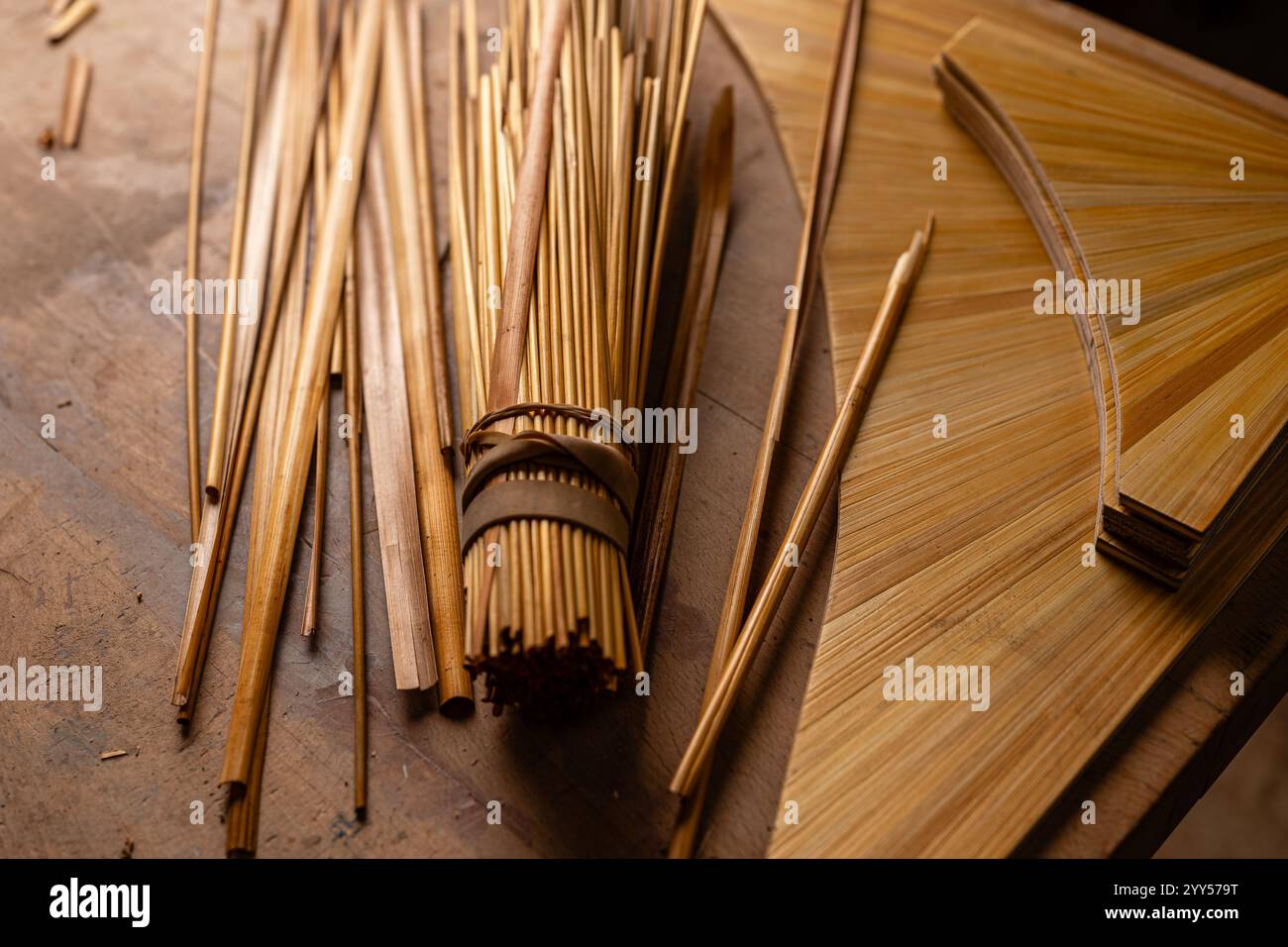 Ammonite Création Design in Troyes (Nordostfrankreich): Tischler, Objekt- und Möbelbauer und Designer. Stroh-Intarsien, eine Kunst und cr Stockfoto