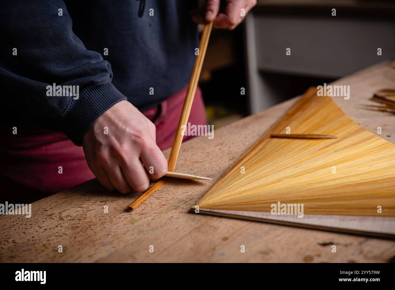 Ammonite Création Design in Troyes (Nordostfrankreich): Tischler, Objekt- und Möbelbauer und Designer. Stroh-Intarsien, eine Kunst und cr Stockfoto