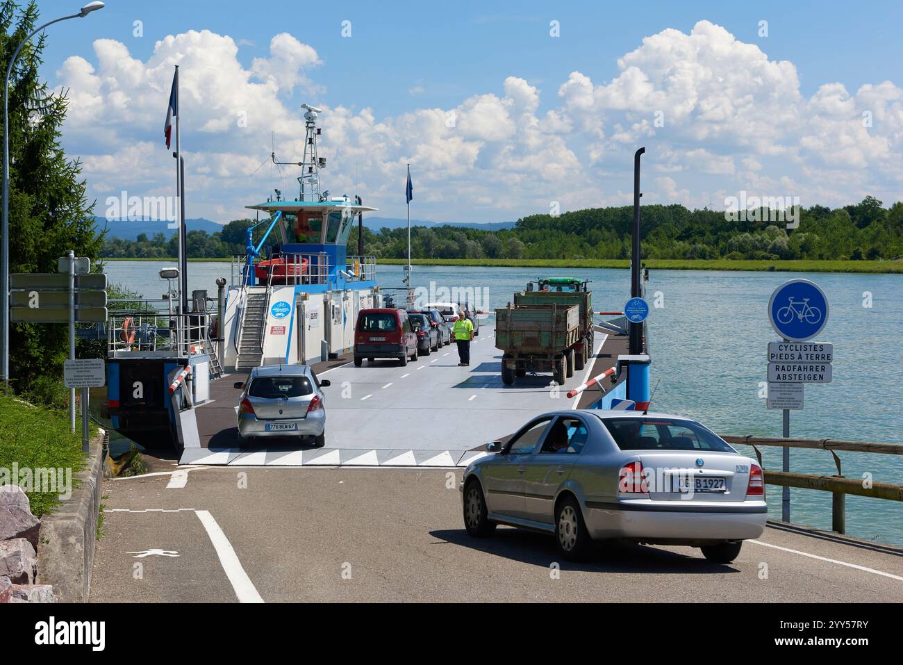 Rhinau (Nordostfrankreich): Überquerung der deutsch-französischen Grenze mit der Rheinfähre. Grenzüberschreitender Selbstfahrer. Autos an Bord Stockfoto