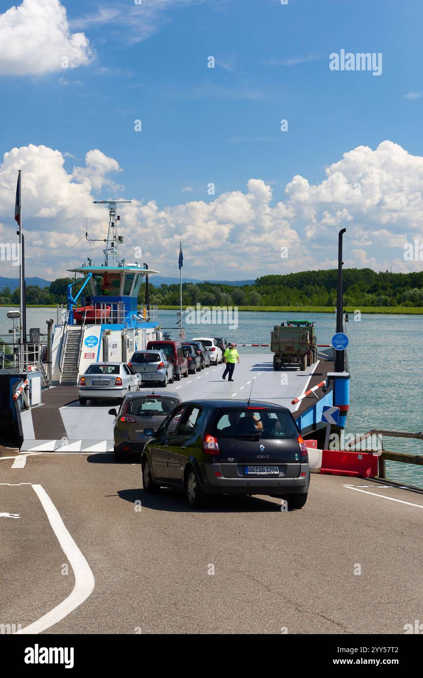 Rhinau (Nordostfrankreich): Überquerung der deutsch-französischen Grenze mit der Rheinfähre. Grenzüberschreitender Selbstfahrer. Autos an Bord Stockfoto