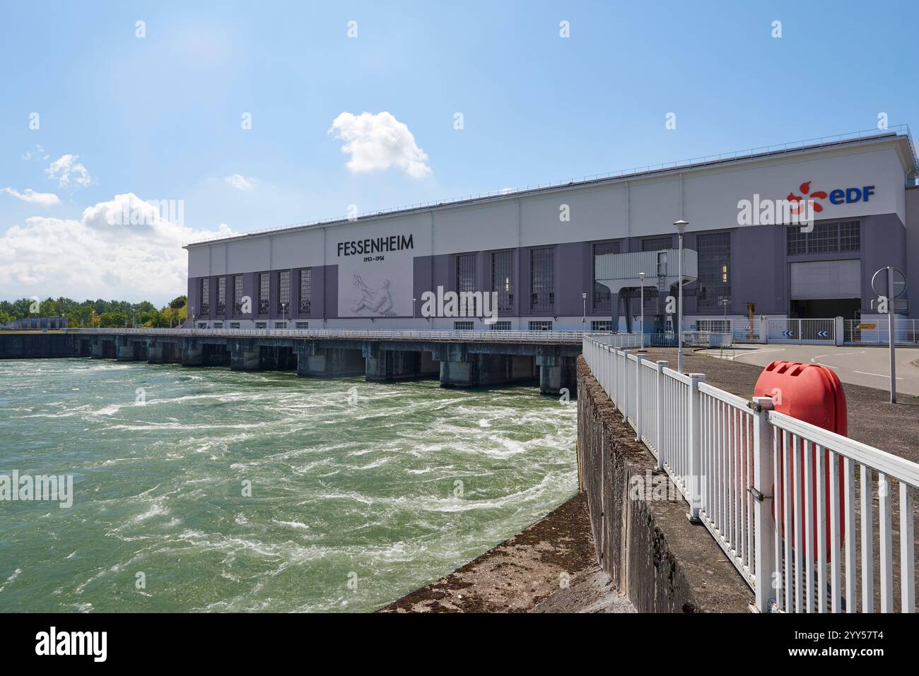 Kernkraftwerk Fessenheim (Nordostfrankreich): Laufwasserkraftwerk am Rhein, am Canale Grande im Elsass Stockfoto