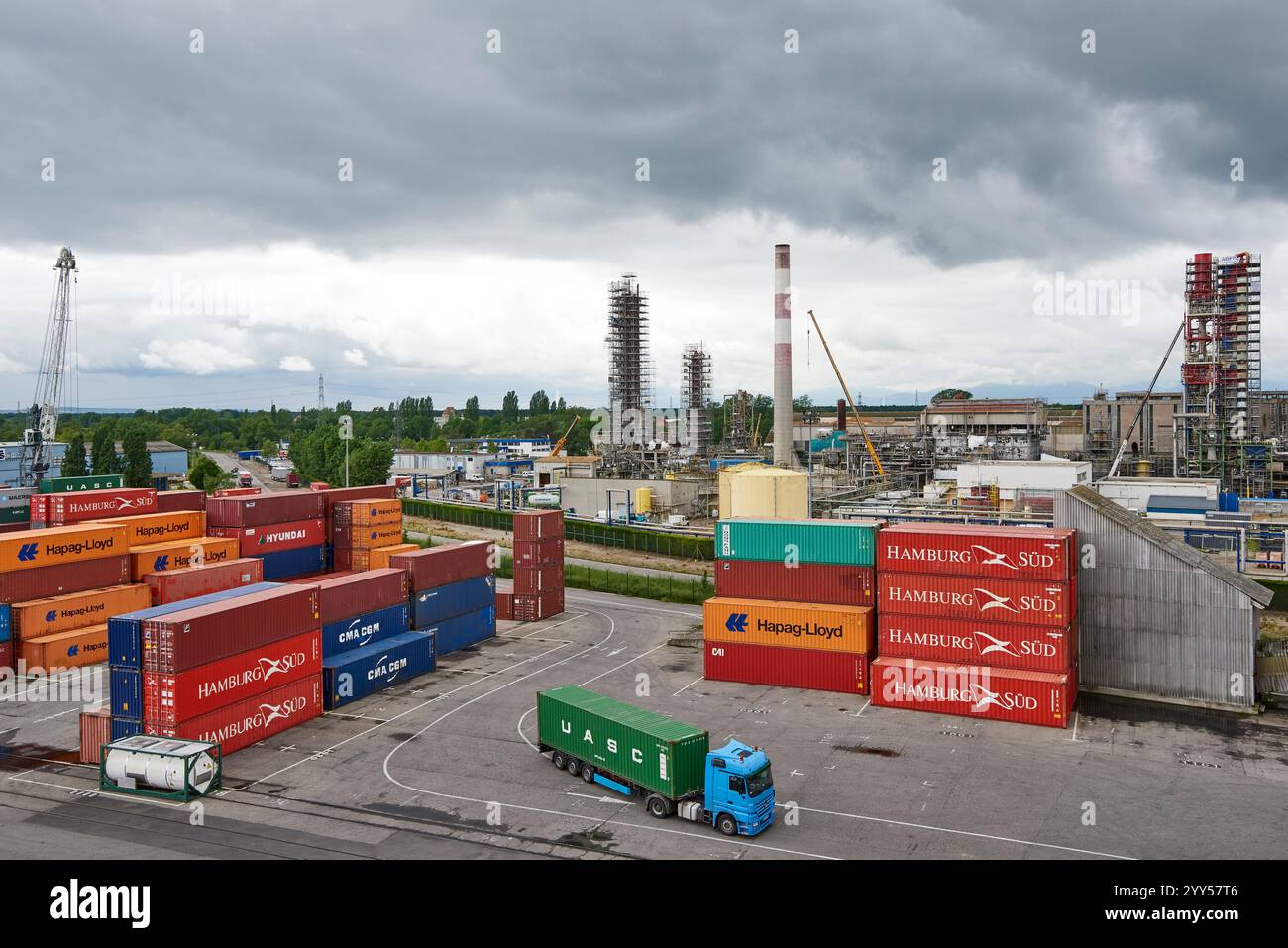 Containerbeladung im Hafen von Mulhouse Ottmarsheim am Canal Grande des Elsass, parallel zum Rhein. Lkw mit Container im Industrierad Stockfoto