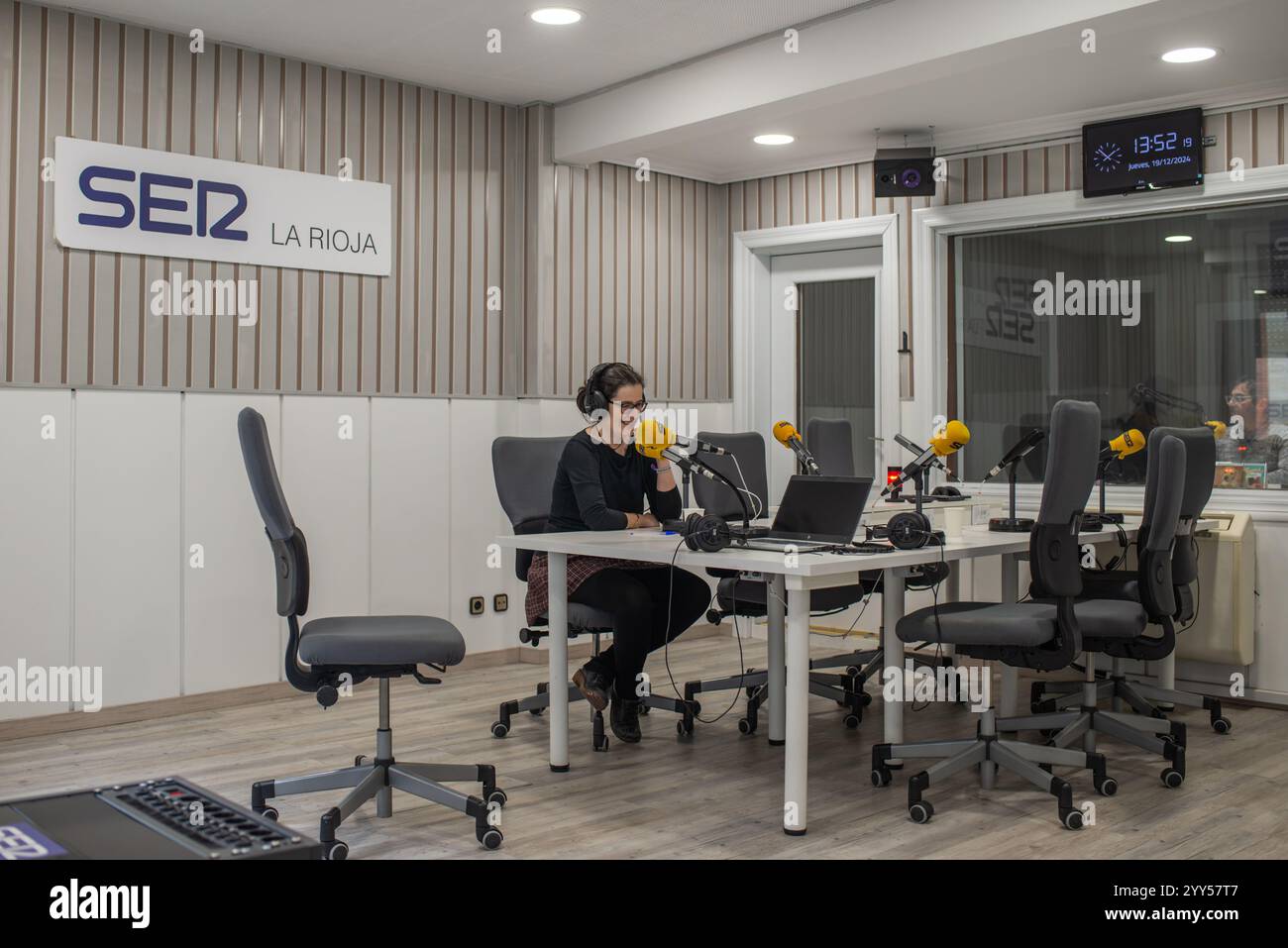 Logrono, La Rioja, Spanien. Dezember 2024.Dr. Isabel Ilzarbe besucht die Cadena SER Studios in Logroño, um ihre neuesten Forschungsergebnisse in dem Buch „San Millán contra San Millán“ zu präsentieren. Das Werk, das Ergebnis jahrelanger wissenschaftlicher Forschung, befasst sich mit den historischen Konflikten und territorialen Auseinandersetzungen zwischen den Klöstern von San Millán. Während des Radiointerviews teilt die Autorin unveröffentlichte Details über ihre Forschung, enthüllt wenig bekannte historische Dokumente und bietet eine neue Perspektive auf die mittelalterliche Geschichte von La Rioja. Ihre akademische Arbeit trägt wesentlich zum Verständnis von t bei Stockfoto