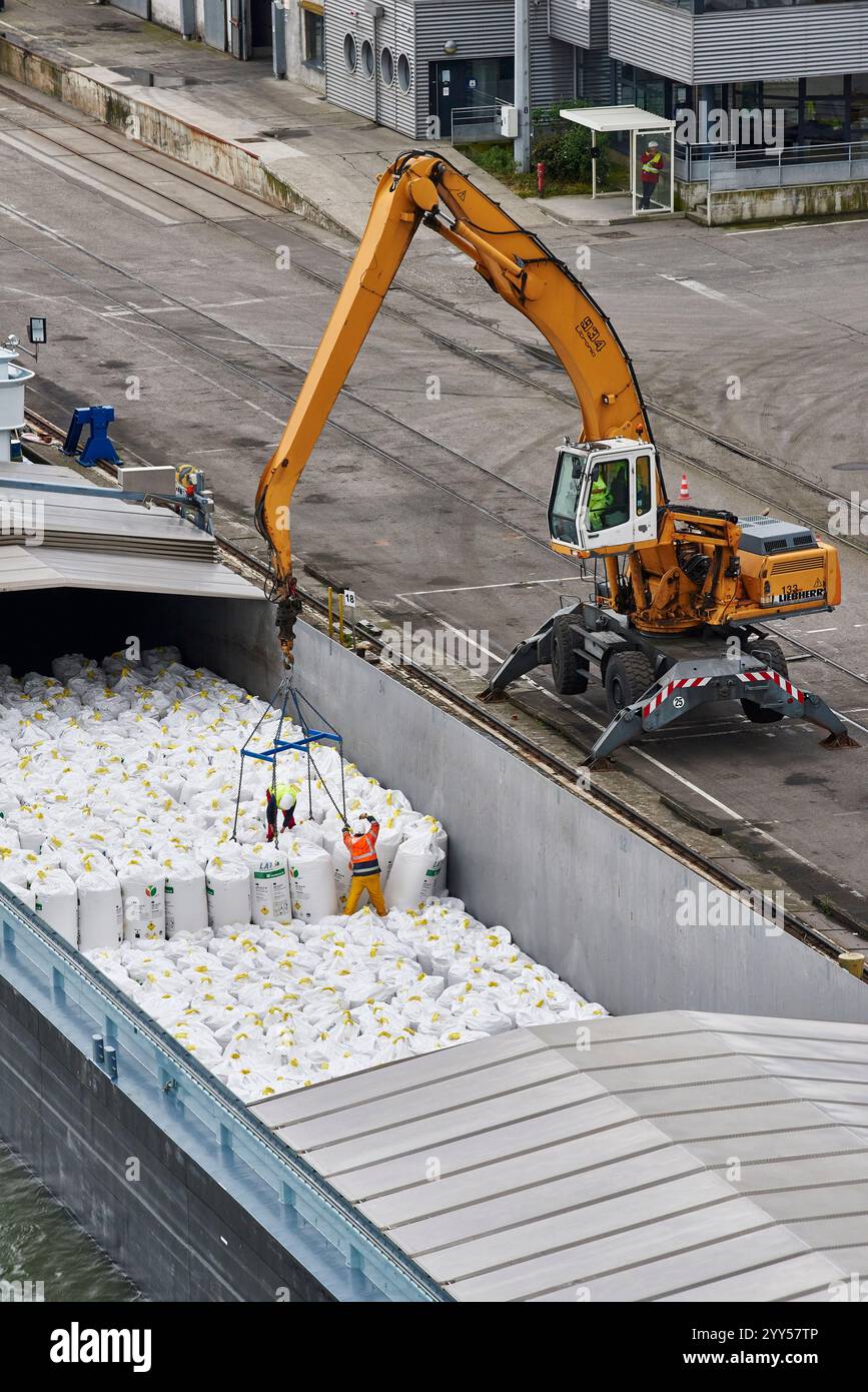 Düngemittelsäcke werden auf Binnenschiffe im Hafen von Mulhouse Ottmarsheim am Canal Grande des Elsass, der parallel zum Rhein verläuft, geladen. Bulk c Stockfoto