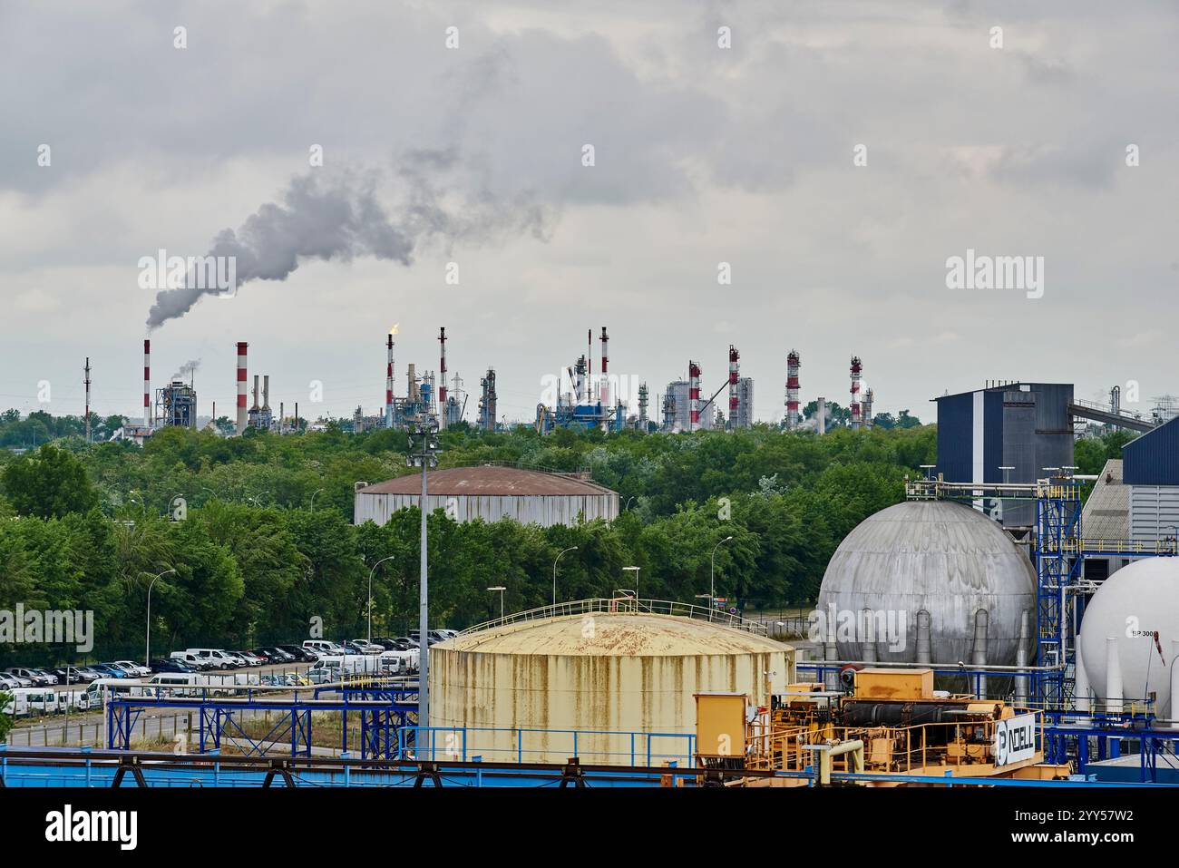 Chemiewerk in der Nähe des Hafens von Mulhouse Ottmarsheim am Canal Grande des Elsass parallel zum Rhein, Industrie- und Hafengebiet Stockfoto