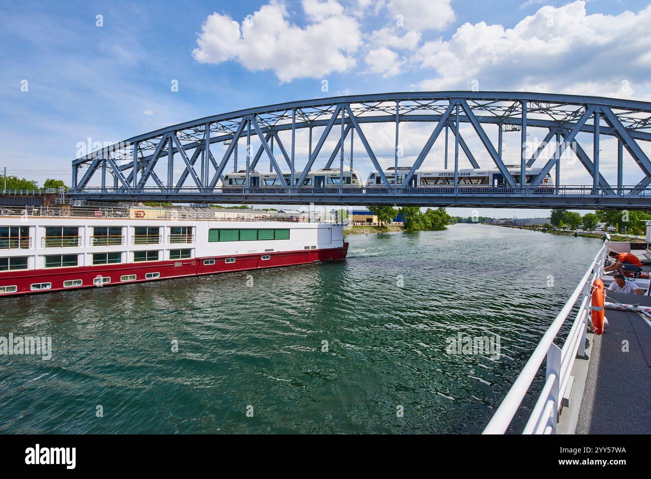 Das Flusskreuzfahrtschiff Sound of Music landet in Straßburg auf dem Rheinaufstieg, am Rhone-Rhein-Kanal im Vauban-Hafen. Straßenbahn auf einer Brücke Stockfoto