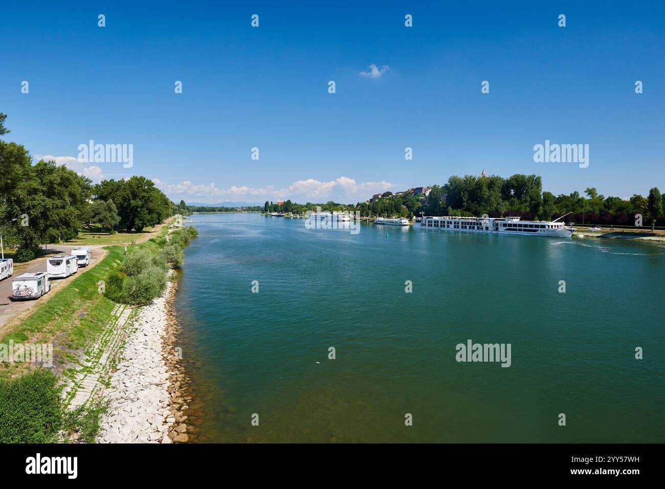Das Kreuzfahrtschiff legte am Rhein in Vieux-Brisach an Stockfoto