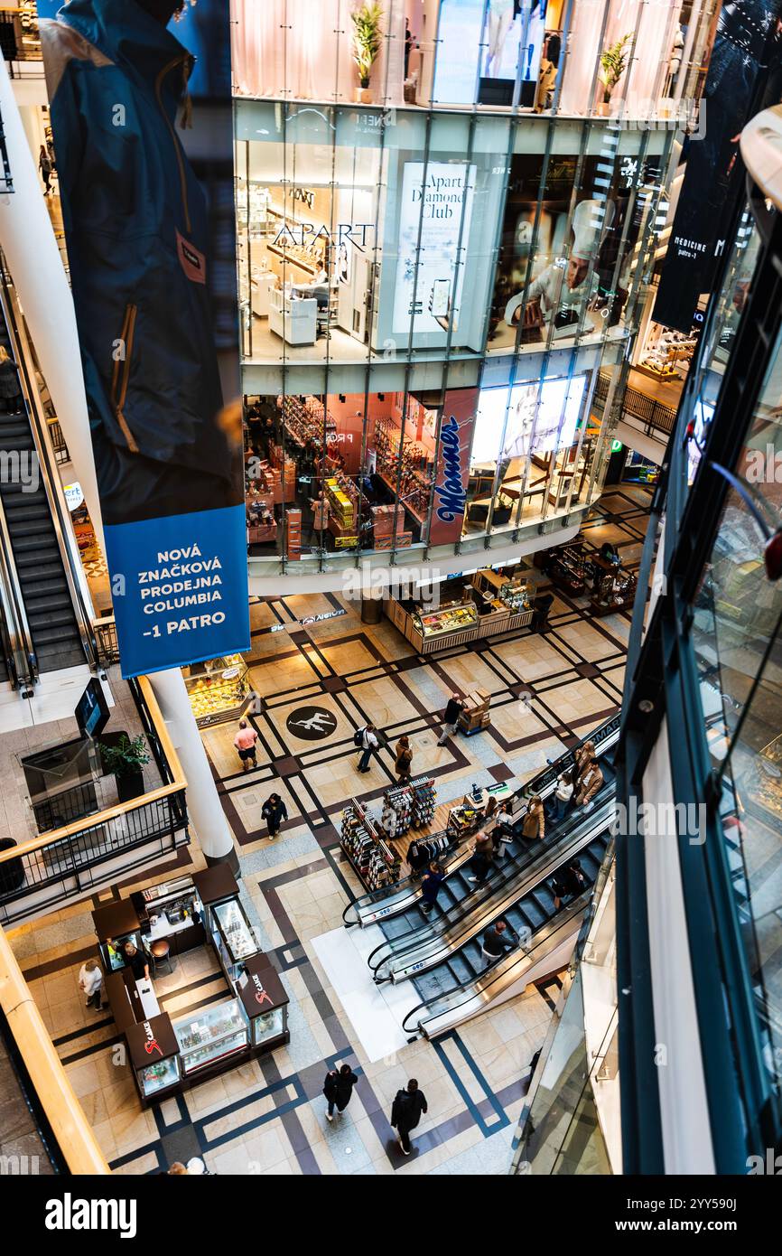 Innenansicht des Palladium Shopping Mall in Náměstí Republiky (Platz der Republik), Prager Stadtzentrum, Tschechien Stockfoto