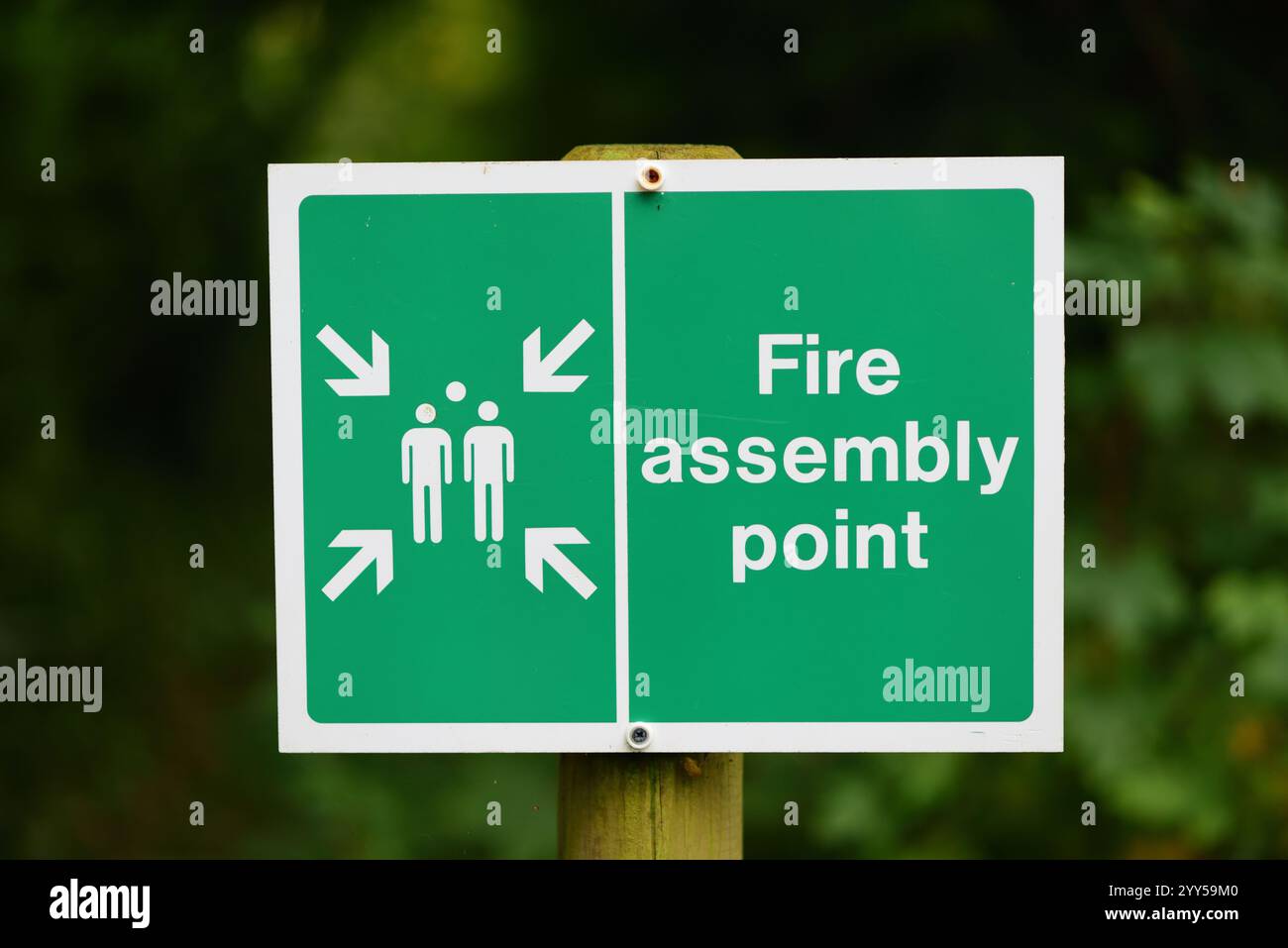 Eine Versammlung Punkt Feuerzeichen. Stockfoto