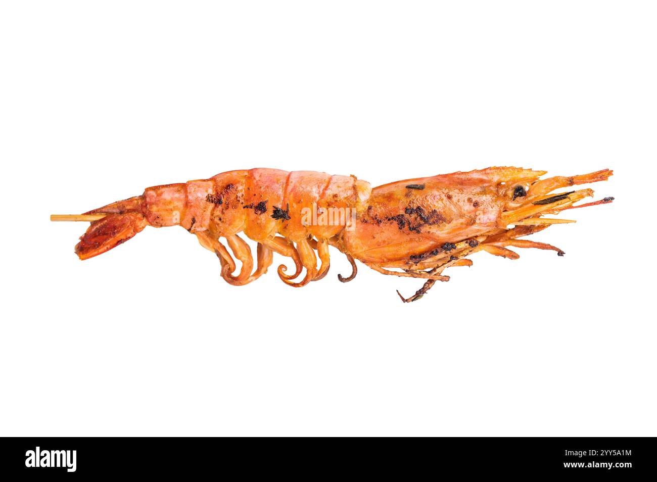 Spieße mit gegrillten roten argentinischen Garnelen Langostino Austral isoliert auf weißem Hintergrund. Draufsicht. Stockfoto
