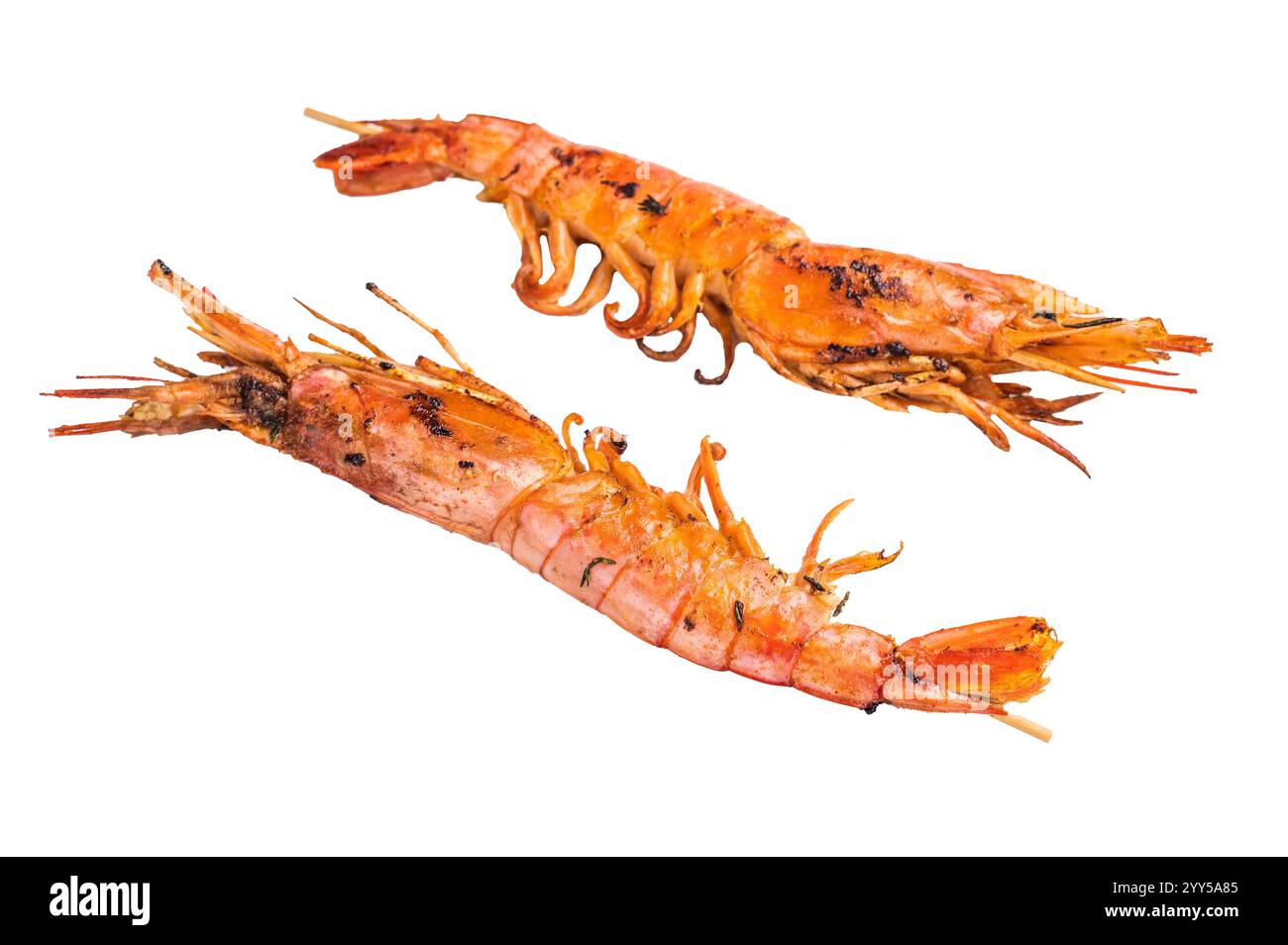Spieße mit gegrillten roten argentinischen Garnelen Langostino Austral isoliert auf weißem Hintergrund. Draufsicht. Stockfoto