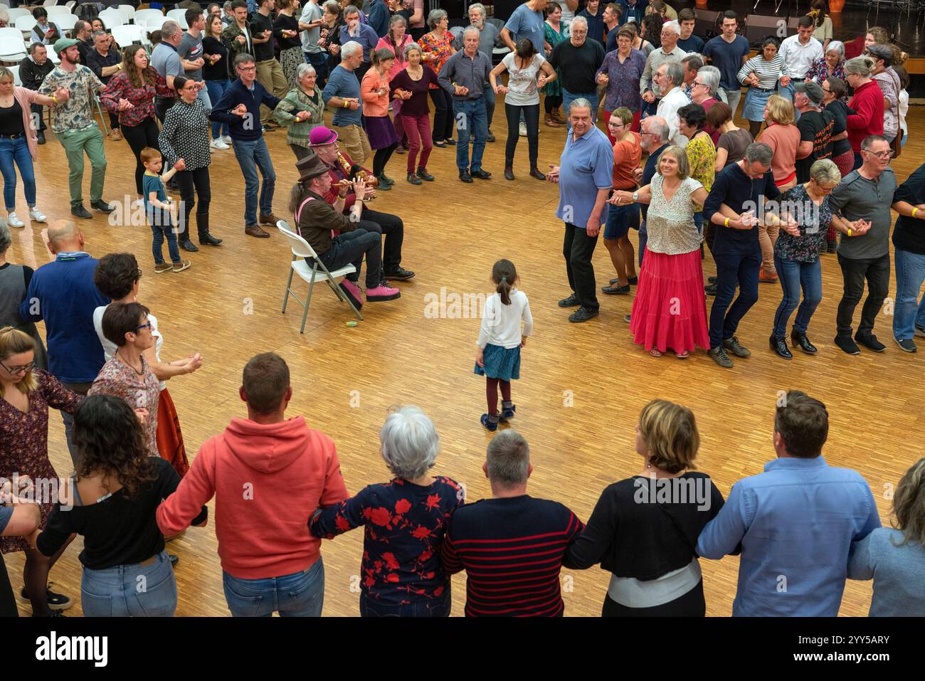 Bretonische Musik und Tanz beim Kan AR Bobl Festival in Pontivy (Bretagne, Nordwestfrankreich) am 2022.04.02. Musiker in der Mitte des Tanzes Stockfoto