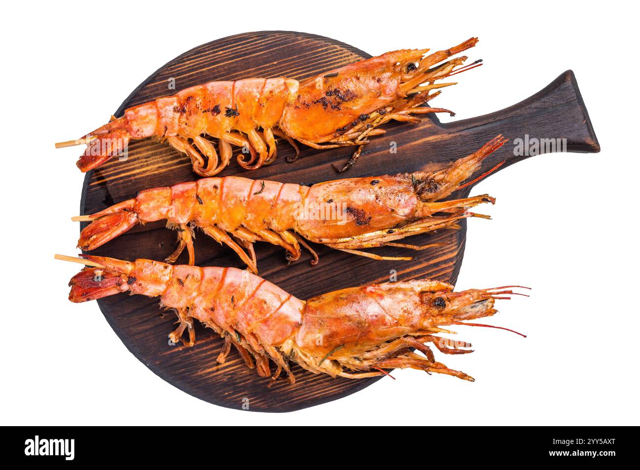 Spieße mit gegrillten roten argentinischen Garnelen Langostino Austral isoliert auf weißem Hintergrund. Draufsicht. Stockfoto