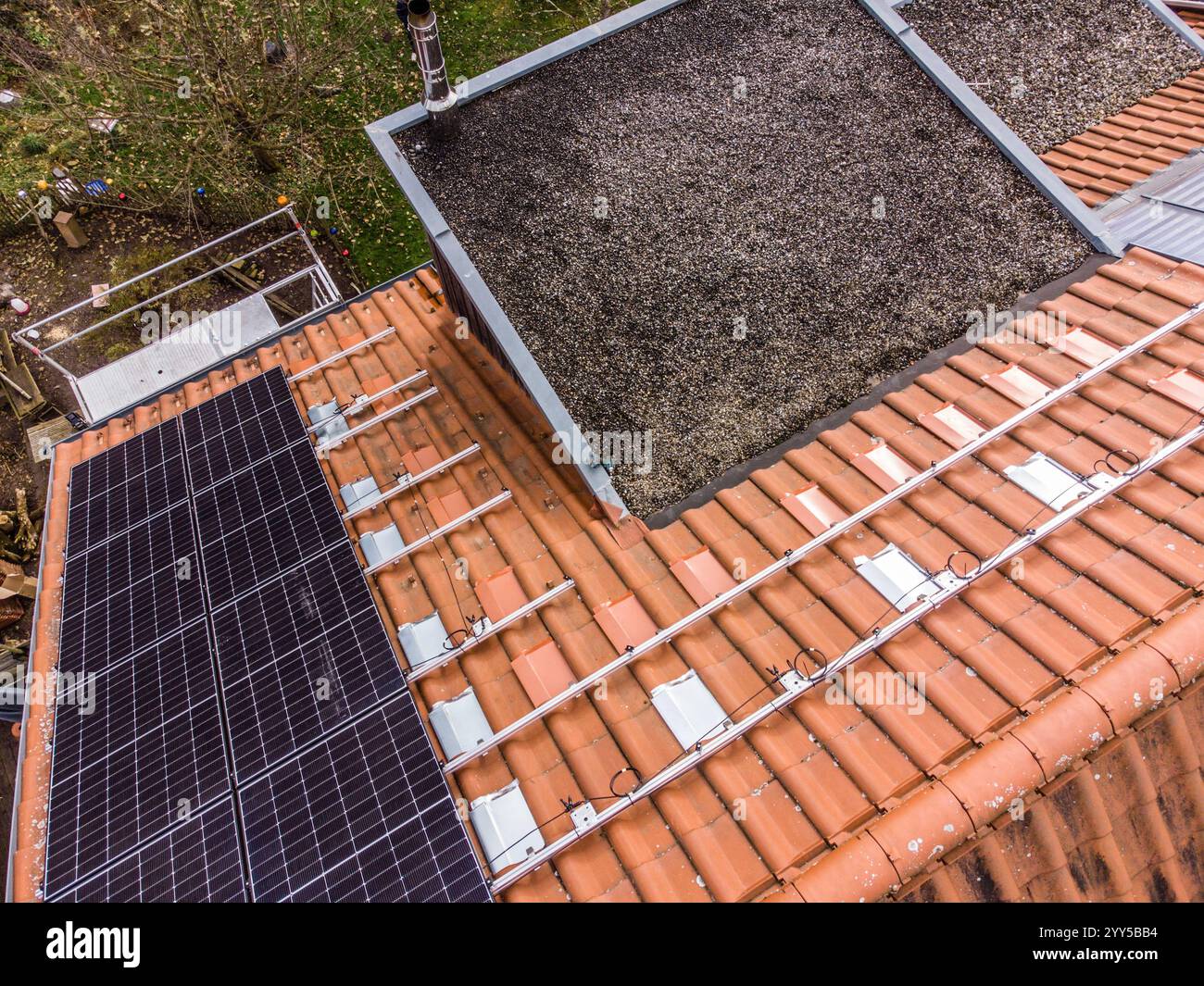 Auf einem Passivhaus aus Holz wird eine Solaranlage mit Solarpanelen auf dem Dach montiert. Leutkirch, Baden Württemberg, Deutschland Montage von Solarpanelen Stockfoto