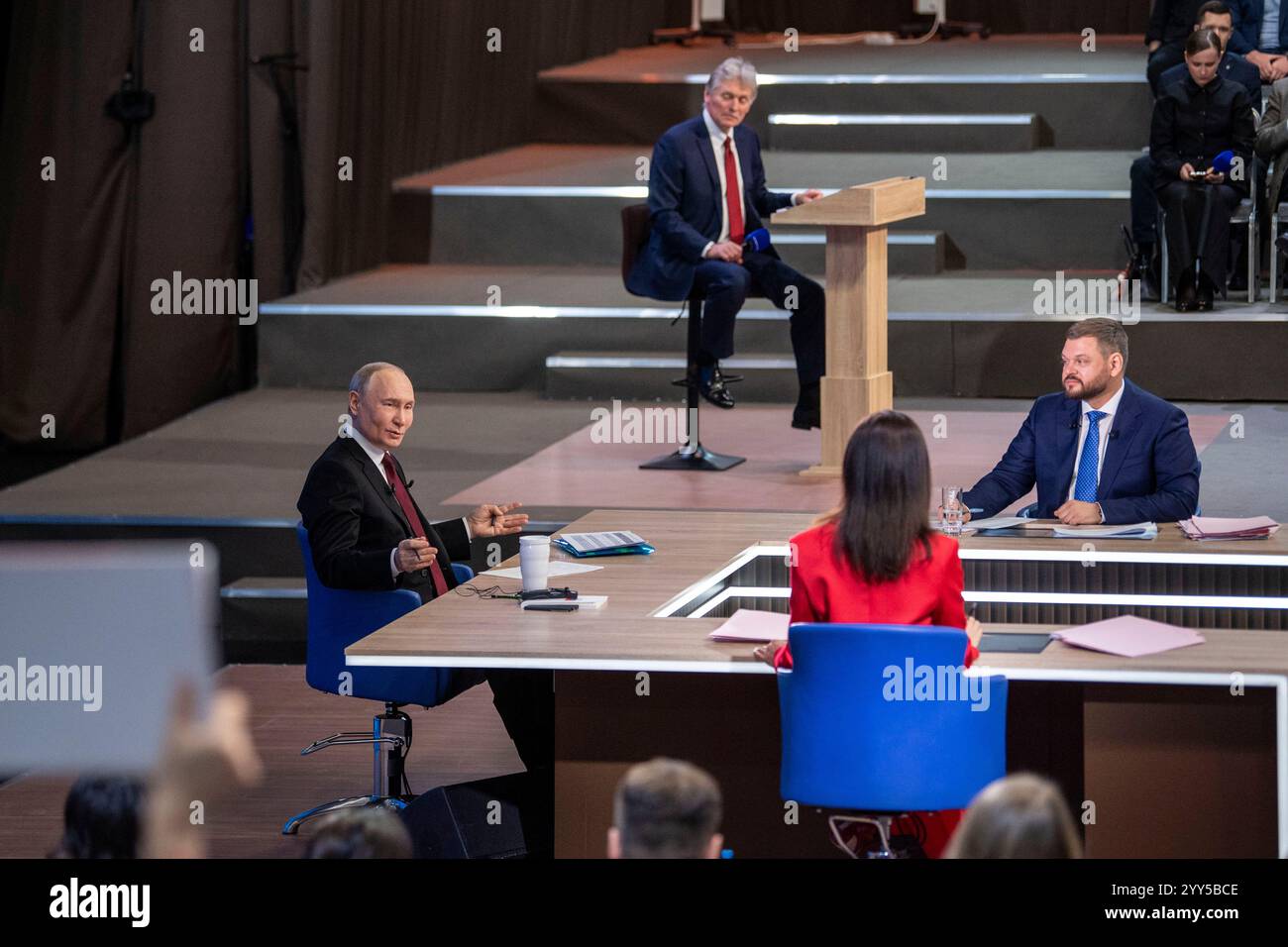 Moskau, Russland. Dezember 2024. Der russische Präsident Wladimir Putin (L) spricht während seiner jährlichen Pressekonferenz in Moskau, Russland, 19. Dezember 2024. Putin hielt am Donnerstag seine jährliche Pressekonferenz mit einer „Direct Line“-Frage- und Antwortsitzung in Moskau ab. Quelle: Cao Yang/Xinhua/Alamy Live News Stockfoto