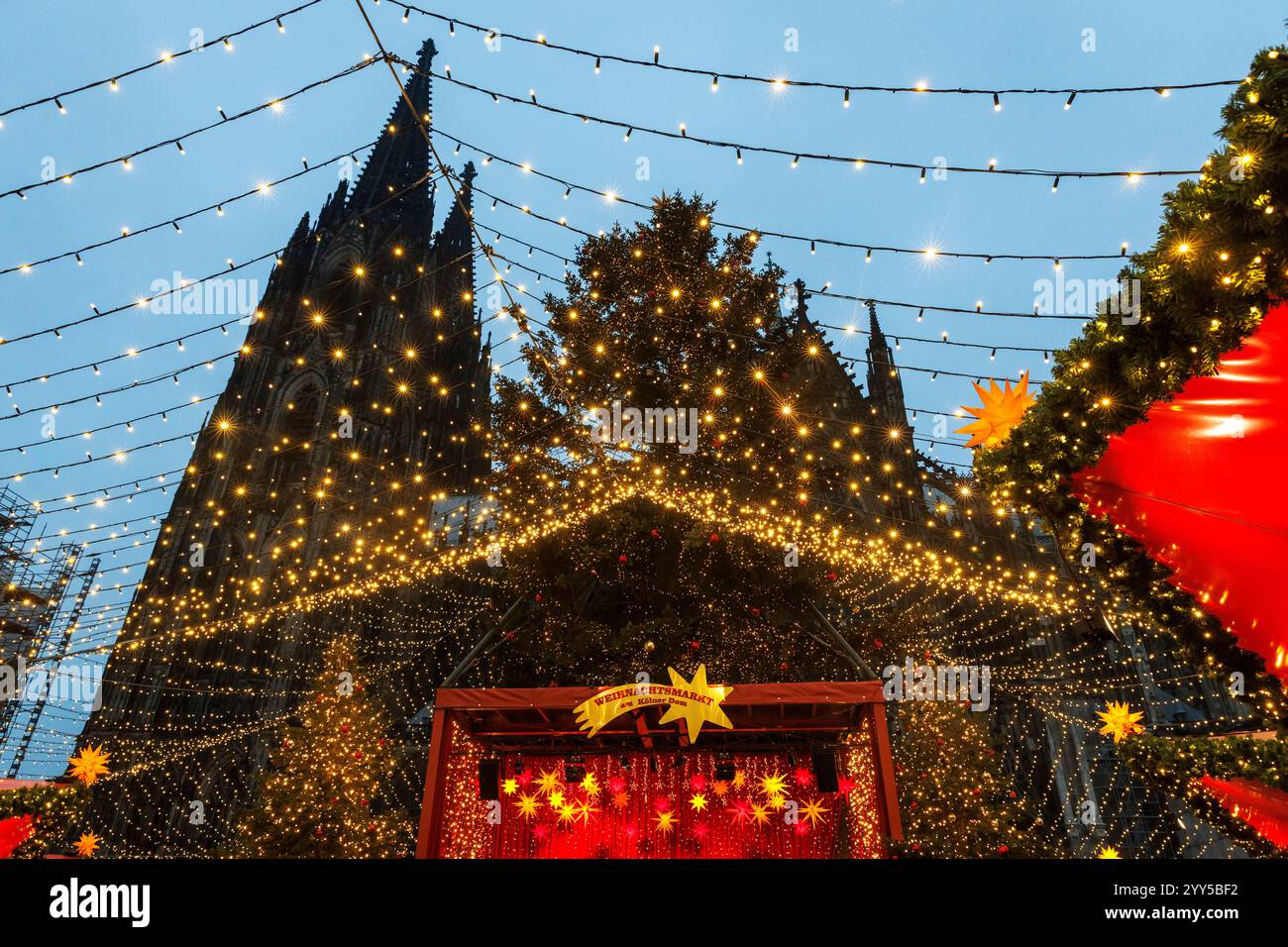 Der Weihnachtsmarkt am Roncalliplatz vor dem Kölner Dom. Der Weihnachtsmarkt auf dem Roncalliplatz am Dom, Köln, Deutschland Stockfoto