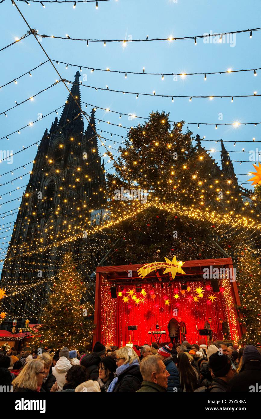 Der Weihnachtsmarkt am Roncalliplatz vor dem Kölner Dom. Der Weihnachtsmarkt auf dem Roncalliplatz am Dom, Köln, Deutschland Stockfoto