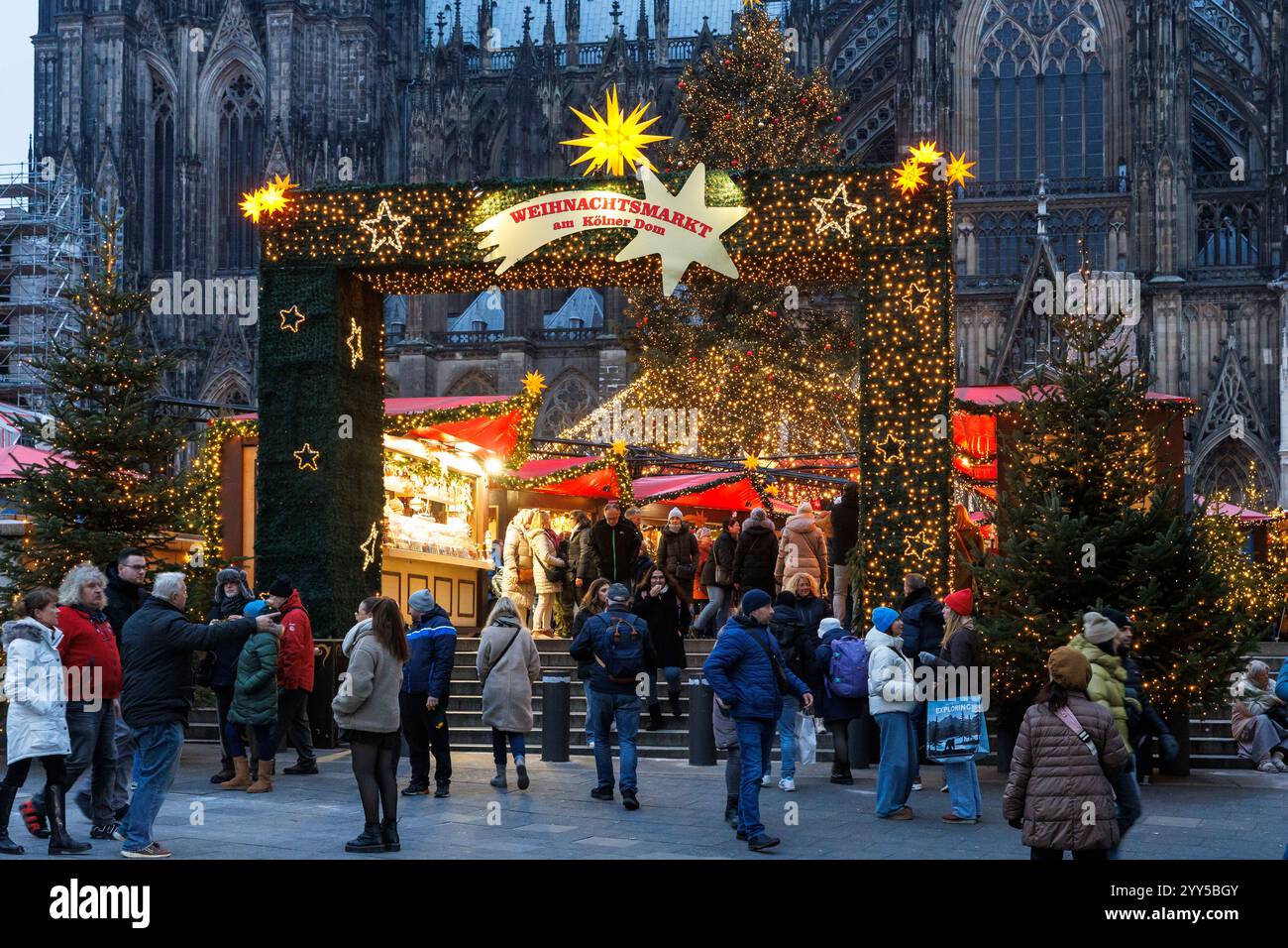 Der Weihnachtsmarkt am Roncalliplatz vor dem Kölner Dom. Der Weihnachtsmarkt auf dem Roncalliplatz am Dom, Köln, Deutschland Stockfoto