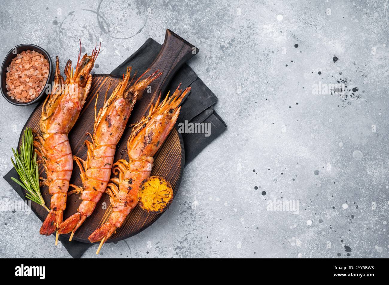 Fischspieße mit gegrillten roten argentinischen Garnelen, Garnelen Langostino Austral. Grauer Hintergrund. Draufsicht Stockfoto