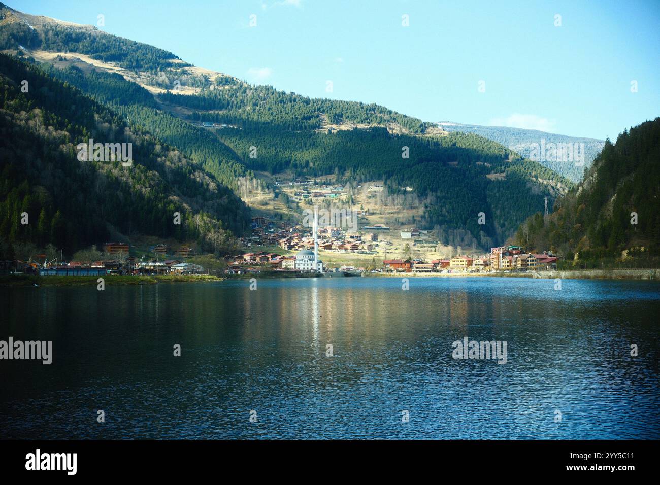 Der atemberaubende Blick auf den See und das kleine Dorf im Bergtal von Uzungöl, Trabzon, Türkiye Stockfoto