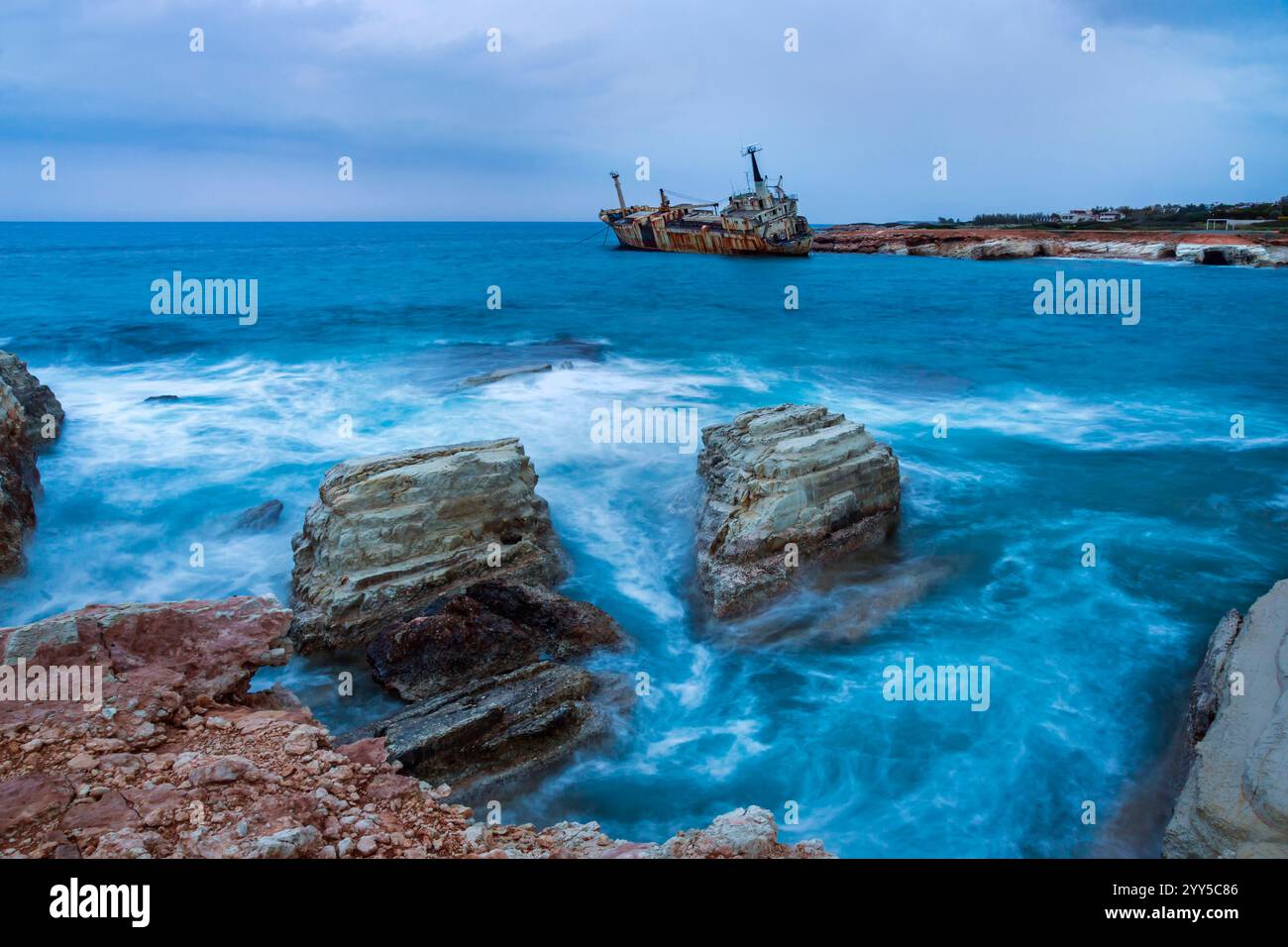 Schiffswrack von Edro III bei Seacaves, einem Gebiet von außergewöhnlicher natürlicher Schönheit in der Nähe von Coral Bay, Peiya, Zypern Stockfoto