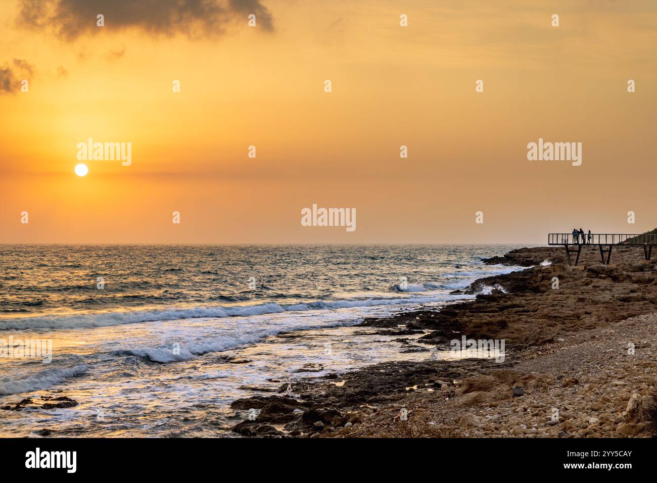 Blick auf den Sonnenuntergang von der Küstenpromenade in der Nähe von Paphos Castle, Zypern Stockfoto