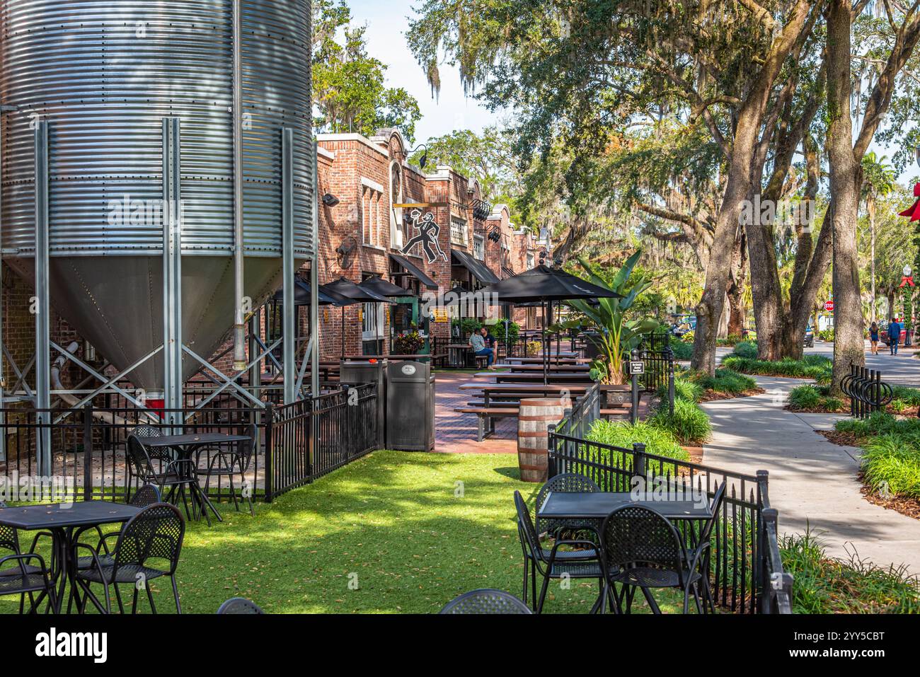 Sitzplätze im Freien für die Crooked Can Brewery am Plant Street Market in Downtown Winter Garden, Florida. (USA) Stockfoto