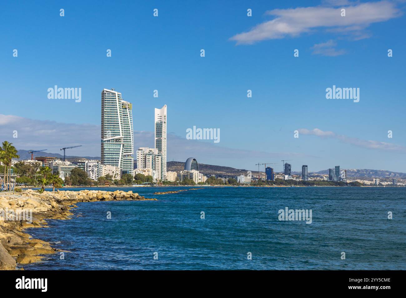 Küste der Stadt Limassol an der Südküste Zyperns Stockfoto