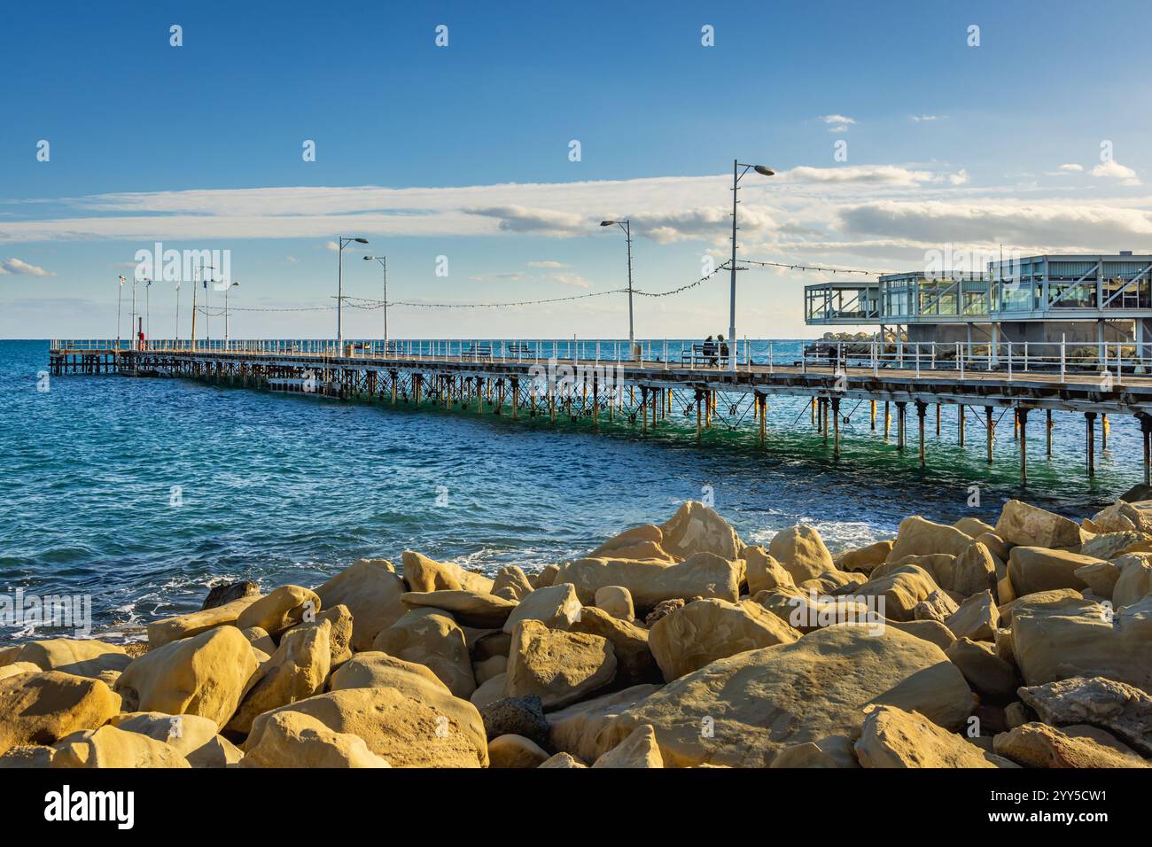 Blick auf den Molos Main Pier und die Gebäude des alten Hafens in Limassol, Zypern Stockfoto