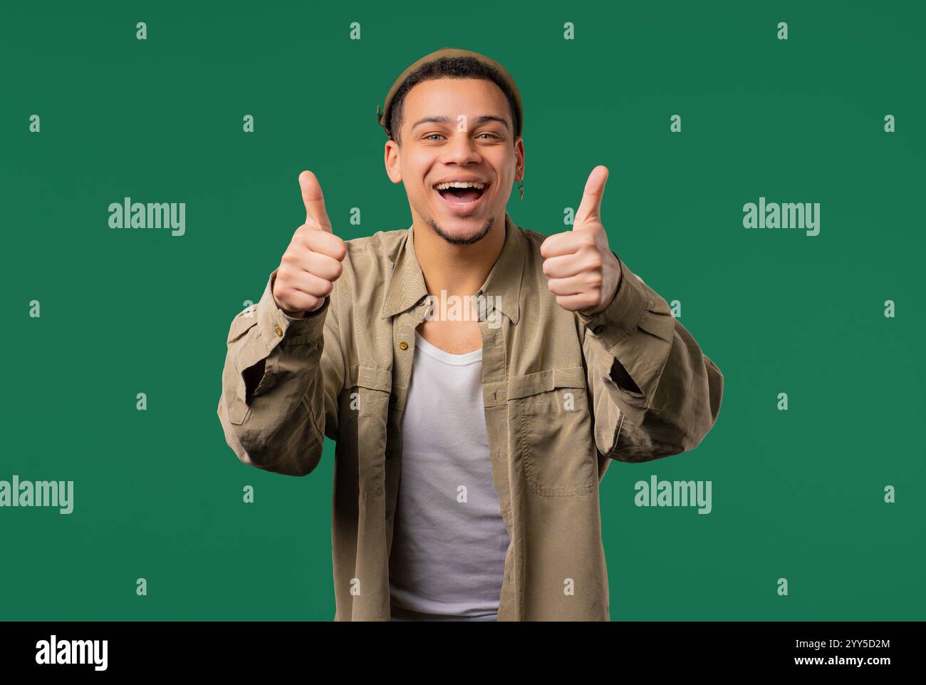 Positiver, stilvoller birassischer Mann mit ÄHNLICHEM Schild, Daumen hoch Geste. Happy Hipster. Stockfoto