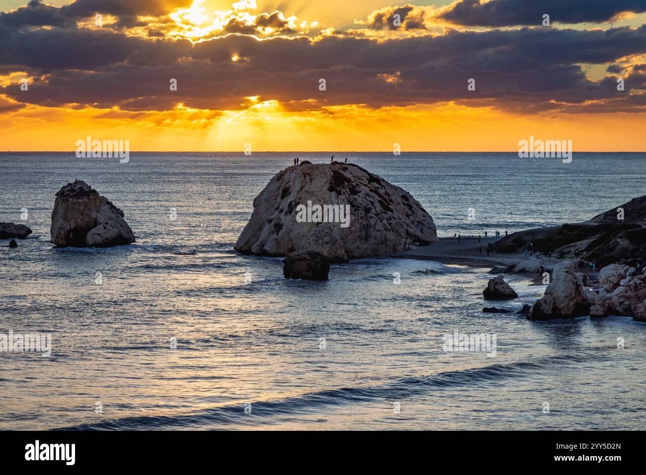 Blick bei Sonnenuntergang auf Aphrodite's Rock, oder Petra tou Romiou, in der Nähe von Pissouri, Paphos, Zypern Stockfoto Blick bei Sonnenuntergang auf Aphrodite's Rock, oder Petra tou Romiou, in der Nähe von Pissouri, Paphos, Zypern Stockfoto