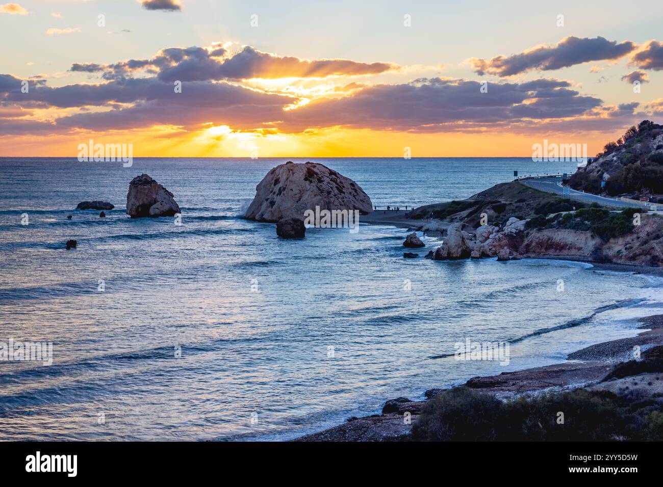 Blick bei Sonnenuntergang auf Aphrodite's Rock, oder Petra tou Romiou, in der Nähe von Pissouri, Paphos, Zypern Stockfoto Blick bei Sonnenuntergang auf Aphrodite's Rock, oder Petra tou Romiou, in der Nähe von Pissouri, Paphos, Zypern Stockfoto