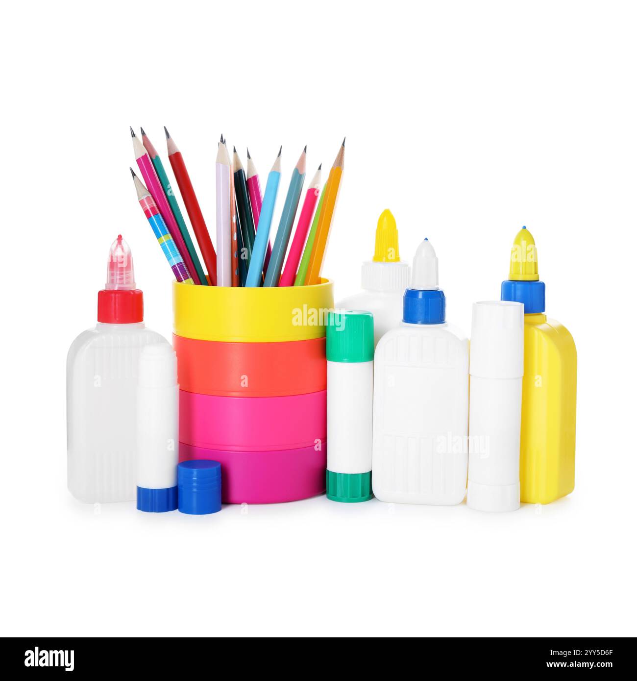 Verschiedene Arten von Klebstoff und Bleistiften isoliert auf weiß Stockfoto