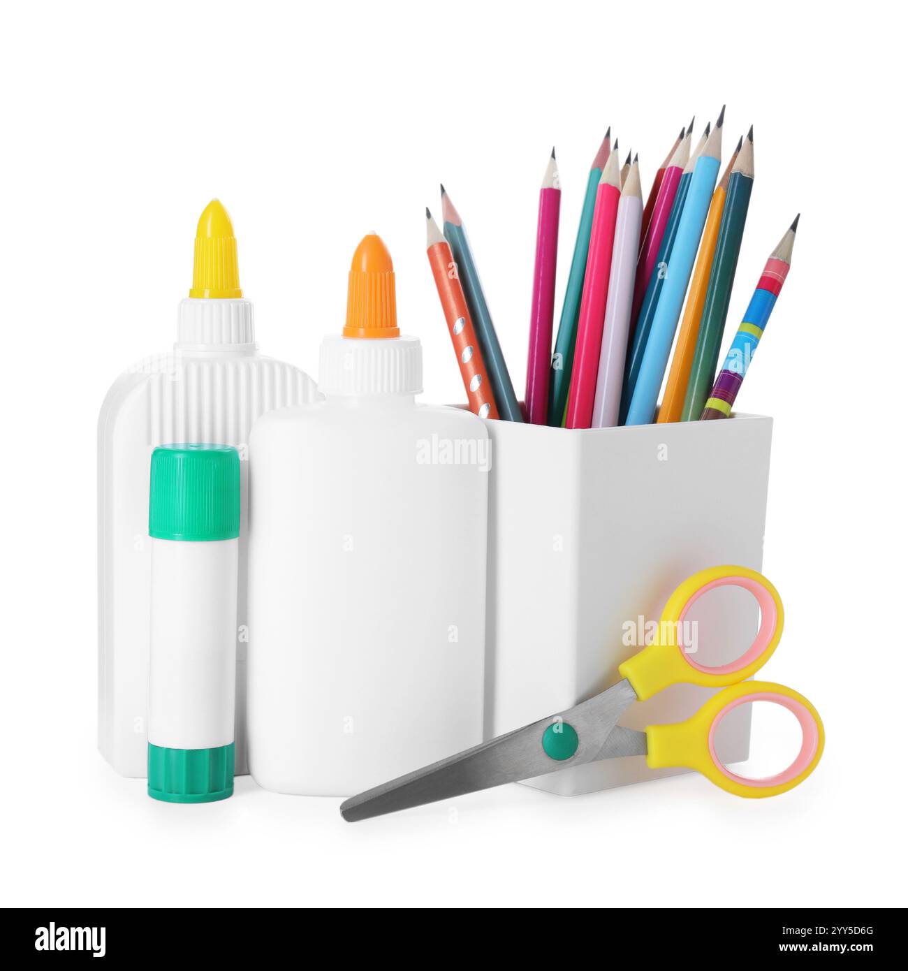 Verschiedene Arten von Klebstoff, Bleistiften und Scheren isoliert auf weiß Stockfoto