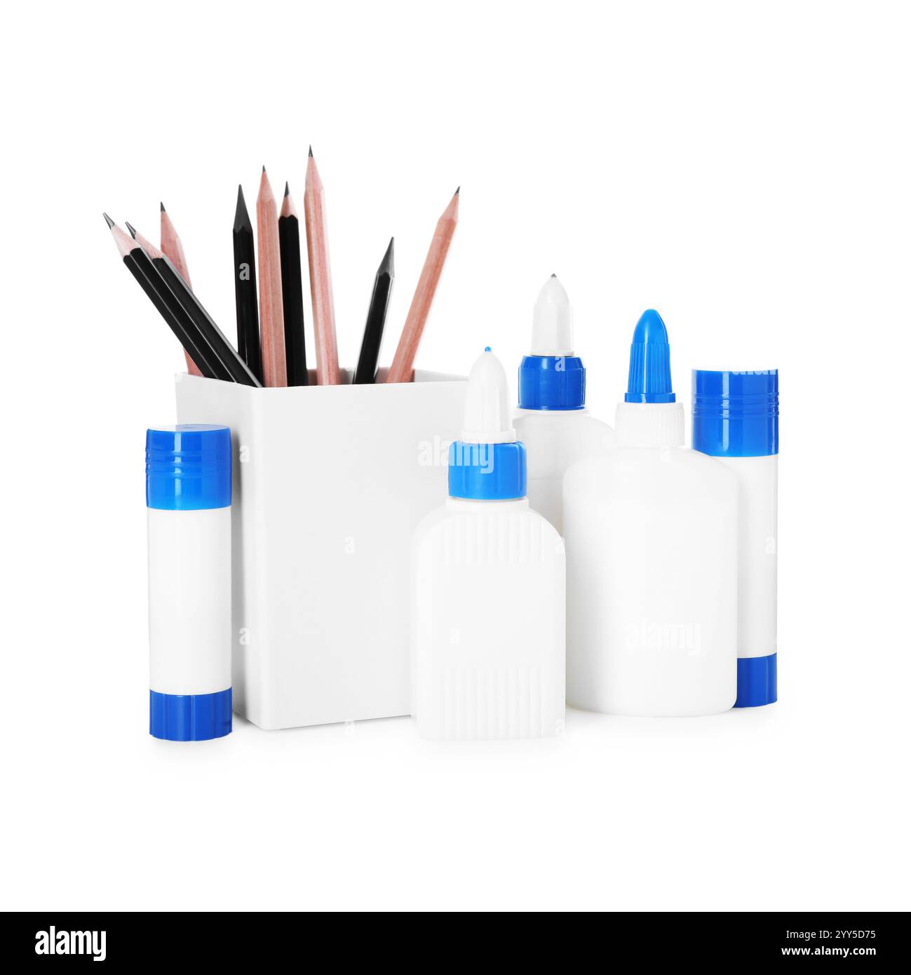 Verschiedene Arten von Klebstoff und Bleistiften isoliert auf weiß Stockfoto