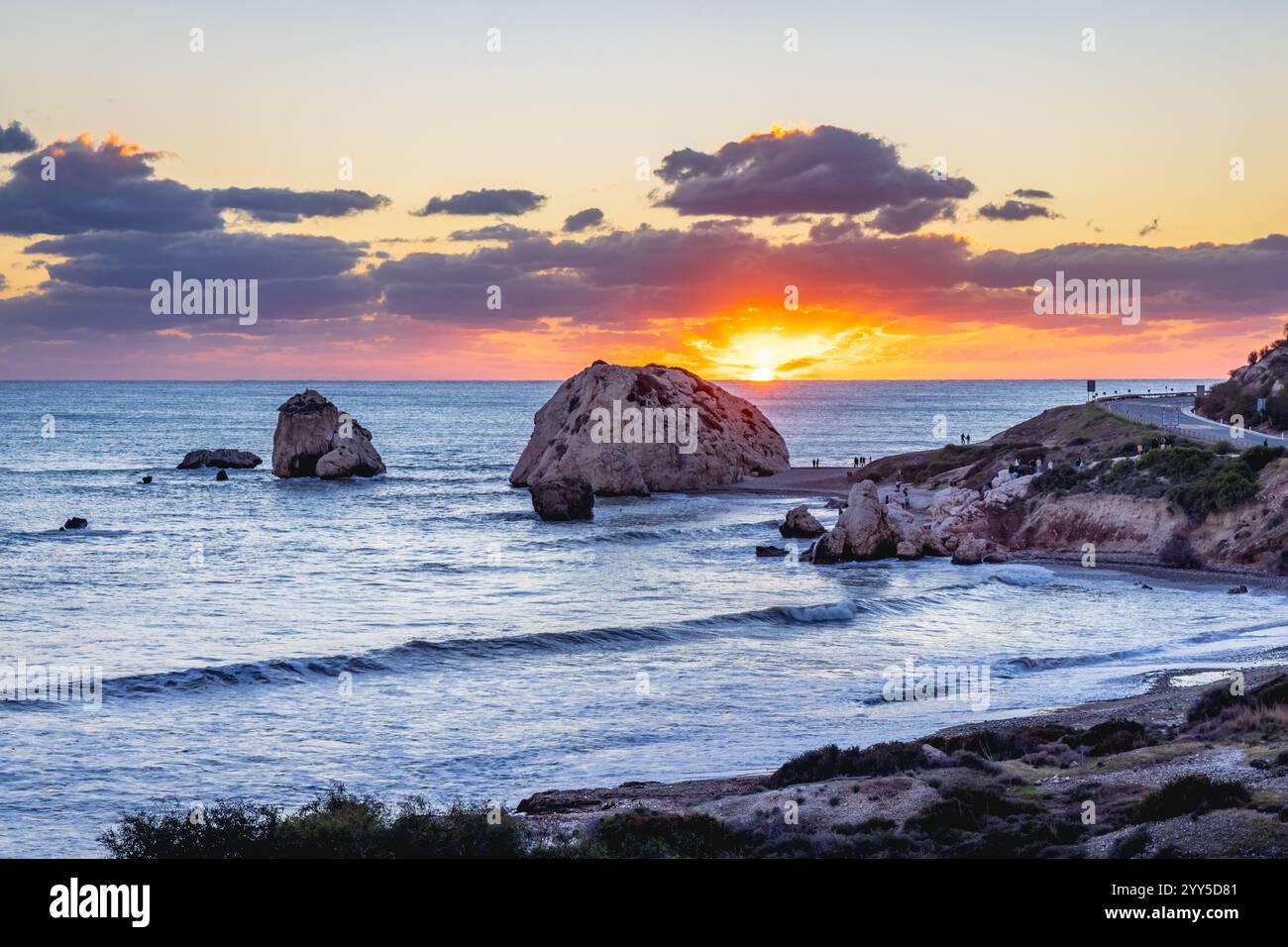 Blick bei Sonnenuntergang auf Aphrodite's Rock, oder Petra tou Romiou, in der Nähe von Pissouri, Paphos, Zypern Stockfoto Blick bei Sonnenuntergang auf Aphrodite's Rock, oder Petra tou Romiou, in der Nähe von Pissouri, Paphos, Zypern Stockfoto