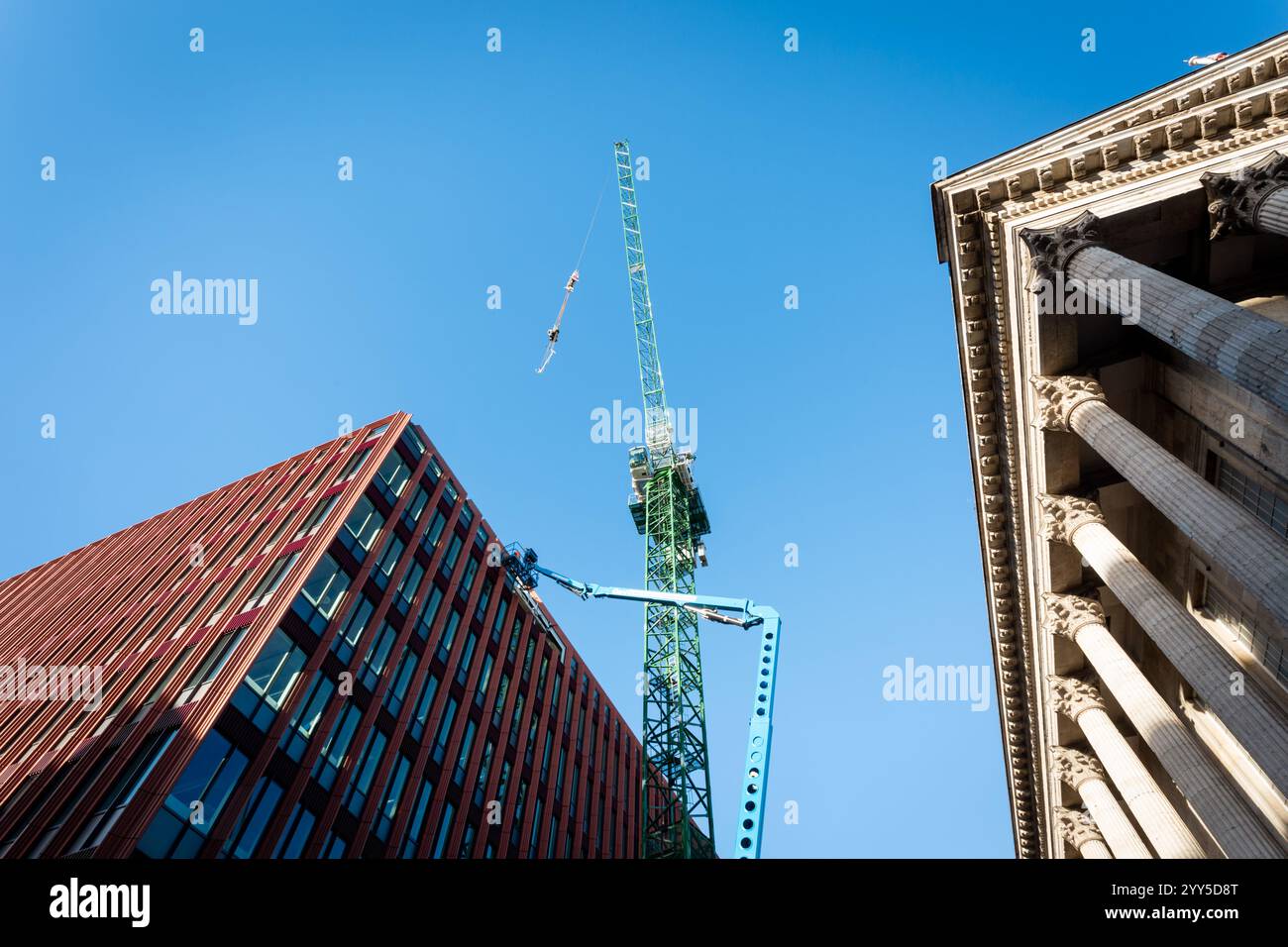 Ein neues Gebäude neben dem Rathaus, Birmingham, Großbritannien, 2024 Stockfoto