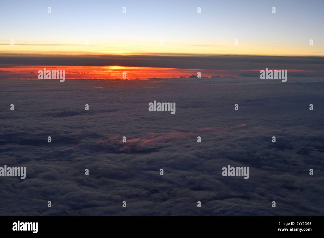 Über Wolken bei Sonnenuntergang Stockfoto
