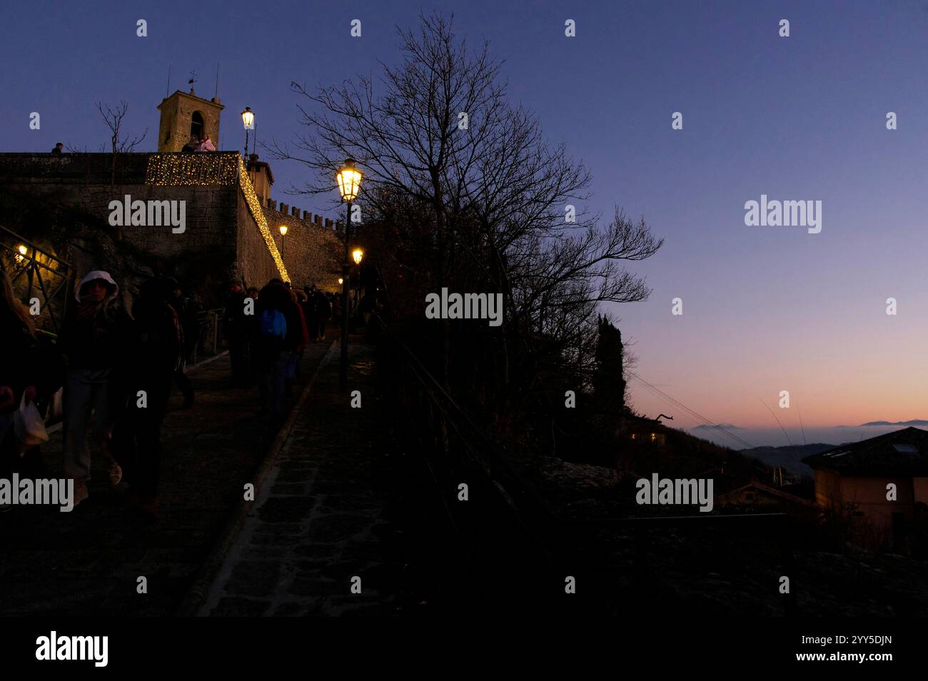 Luci natalizie nel Centro Storico di San Marino Stockfoto