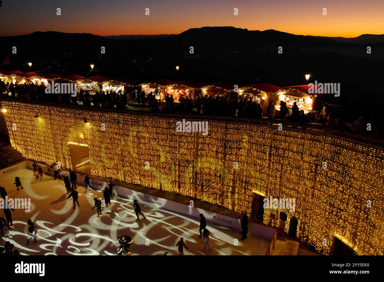 Pista di pattinaggio sul ghiaccio nei mercatini di Natale a San Marino Stockfoto