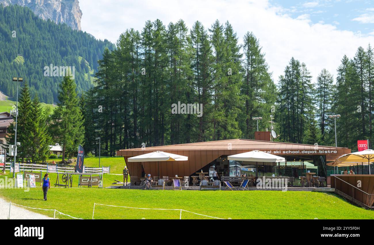 Dolomiten, Italien--27. Juli 2024: Skischule und Kaffee in Alta Badia im Sommer Stockfoto