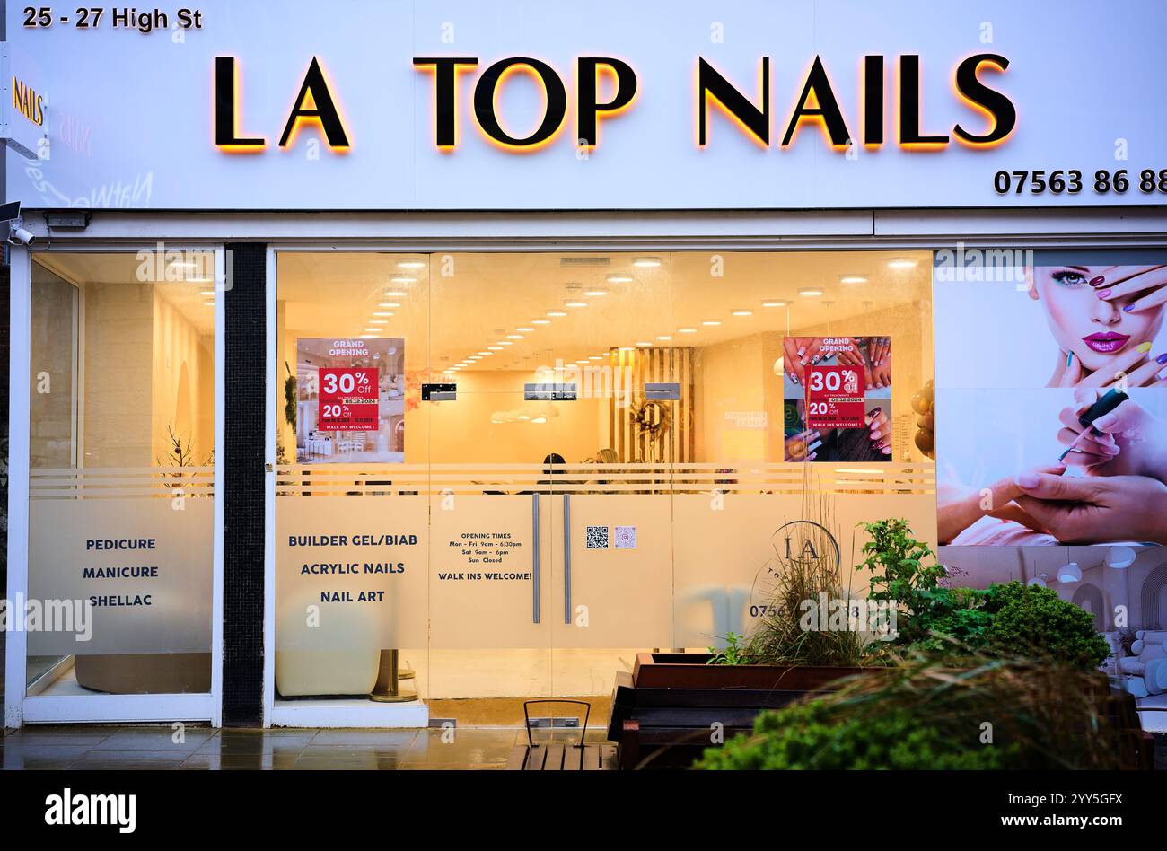 La Top Nails kaufen an einem nassen Wintertag in Kettering, England. Stockfoto