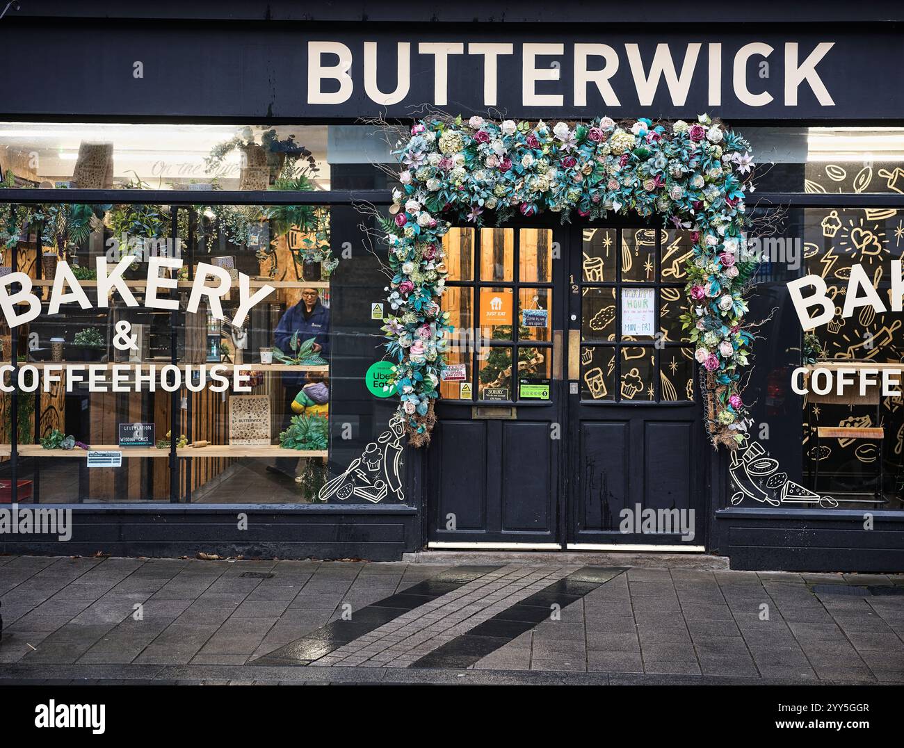 Butterwick Bakery & Coffee Shop in Kettering, England, an einem nassen Wintertag. Stockfoto