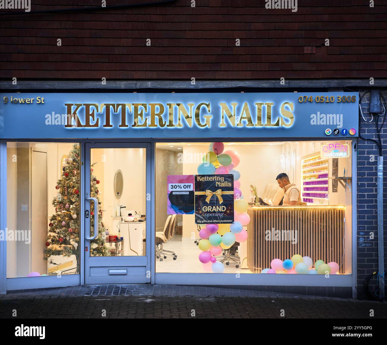 Kettering Nails kaufen Sie an einem nassen Wintertag in Kettering, England. Stockfoto