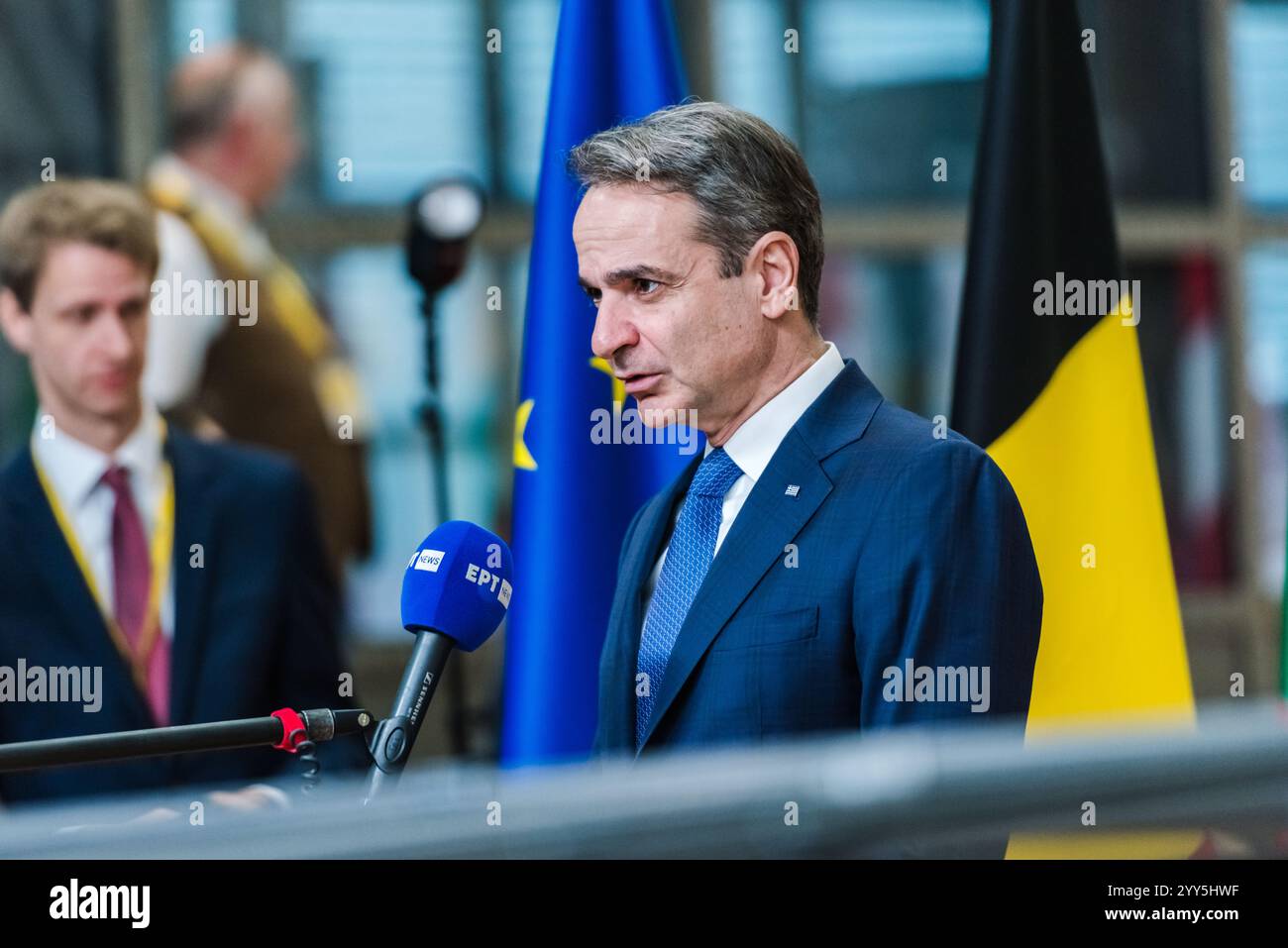 BRÜSSEL, BELGIEN - 19. DEZEMBER 2024 Kyriakos MITSOTAKIS, Ministerpräsident Griechenlands, spricht vor Beginn des Gipfels des Europäischen rates am 19. Dezember 2024 im Europa-Gebäude, dem Sitz des EU-Rates in Brüssel, Belgien, vor den Medien. Die Staats- und Regierungschefs der EU treffen sich in Brüssel, um über die Ukraine, die EU in der Welt, den Nahen Osten, Resilienz und Vorsorge, Migration und außenpolitische Fragen zu diskutieren. Kredit: Morfo SAVVA | Alamy Live News. Stockfoto